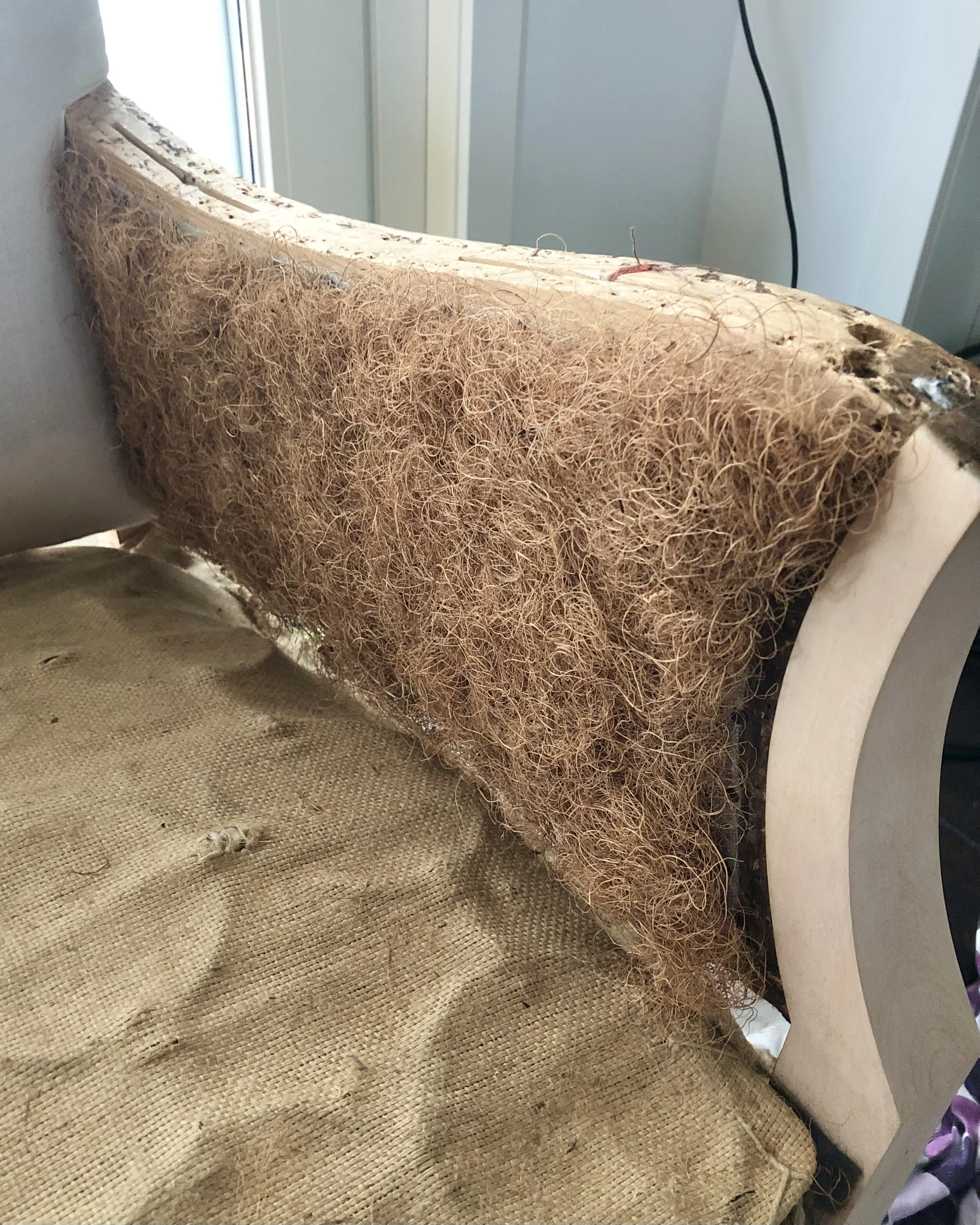 Ny grundstoppning av kokos på armstöd.