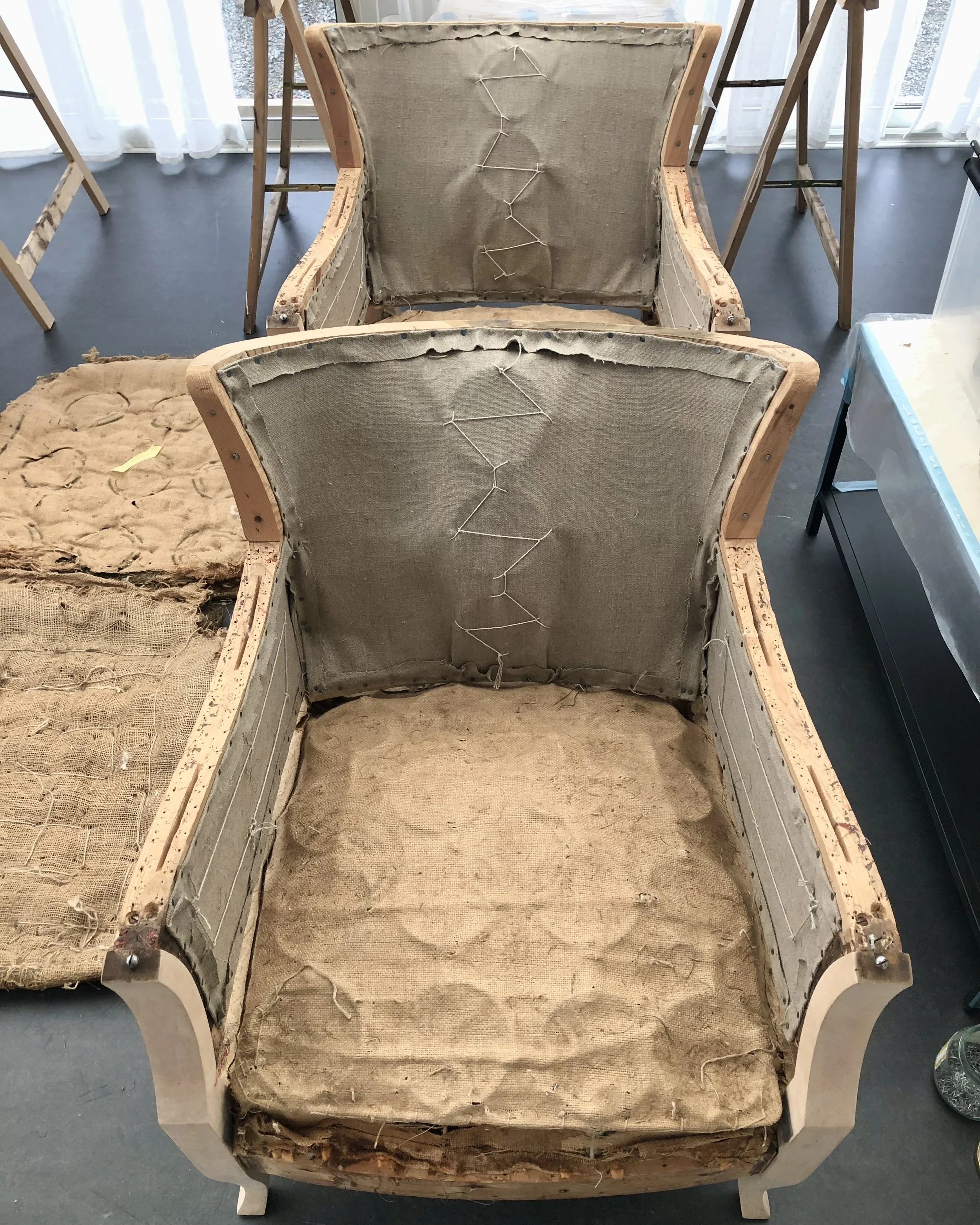 Ny bärandeväv på ryggar och armstöd.