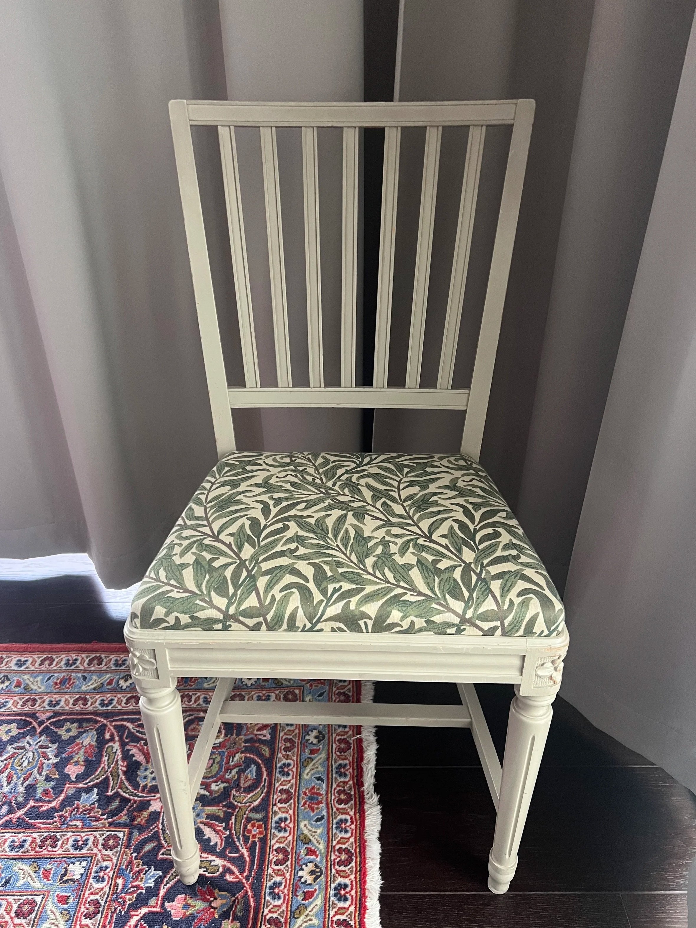 Fyra stolssitsar som klätts i tyget Willow Boughs, William Morris. Gustavianska stolar