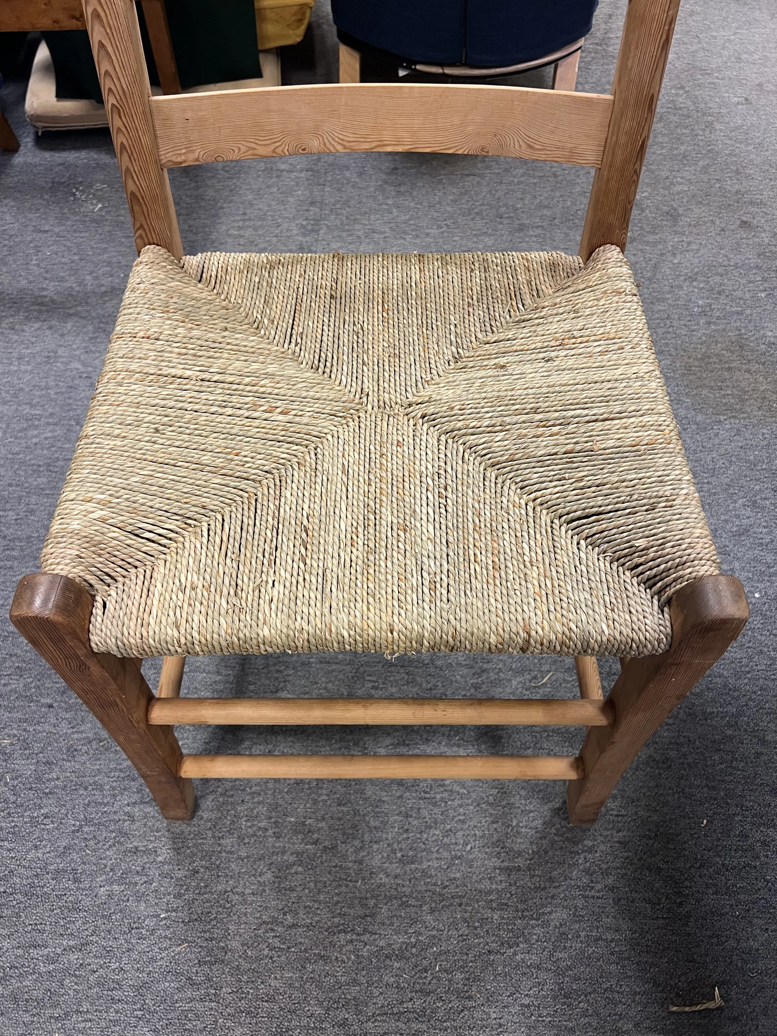 Stol med kuvertflätning av sjögräs