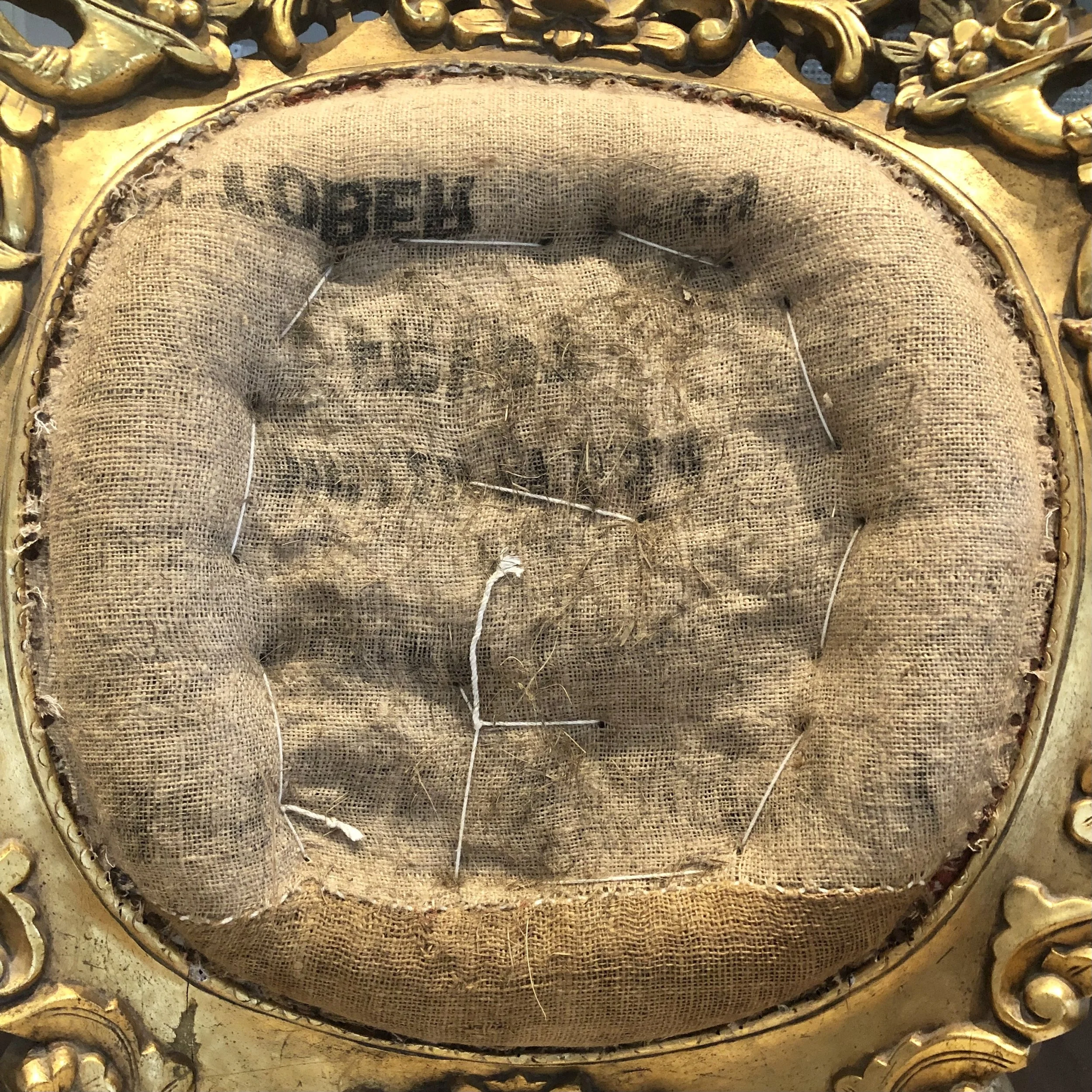 Gammal grundstoppning på rygg.