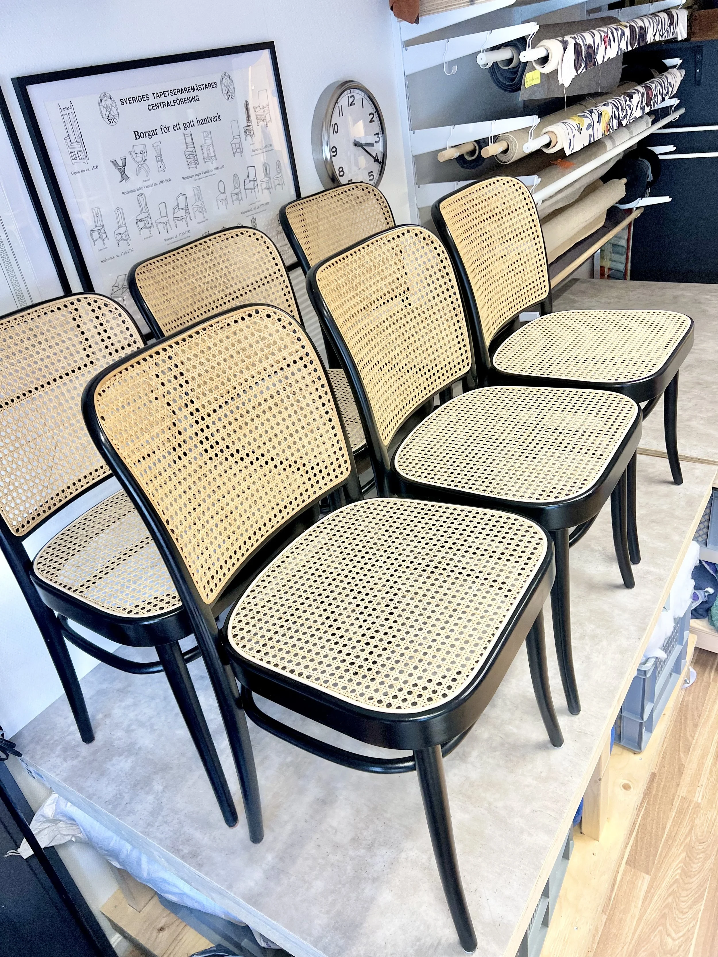 Sex Ton-stolar, ny rottingväv på sitsarna. Tvättade och polerade stommar