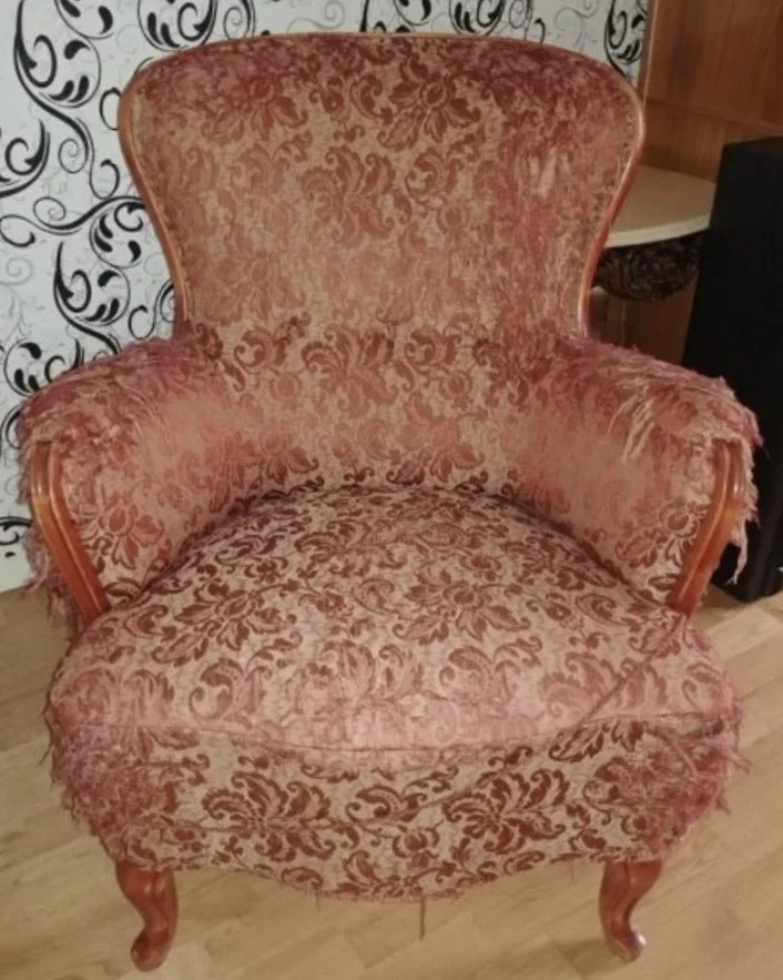 Fåtölj innan renovering.