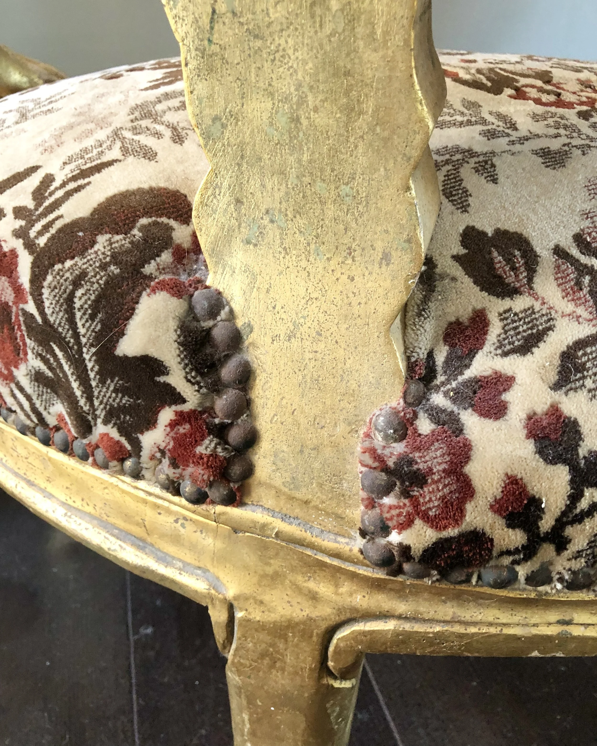 Klädsel och tellikor kring stolpe innan renovering.