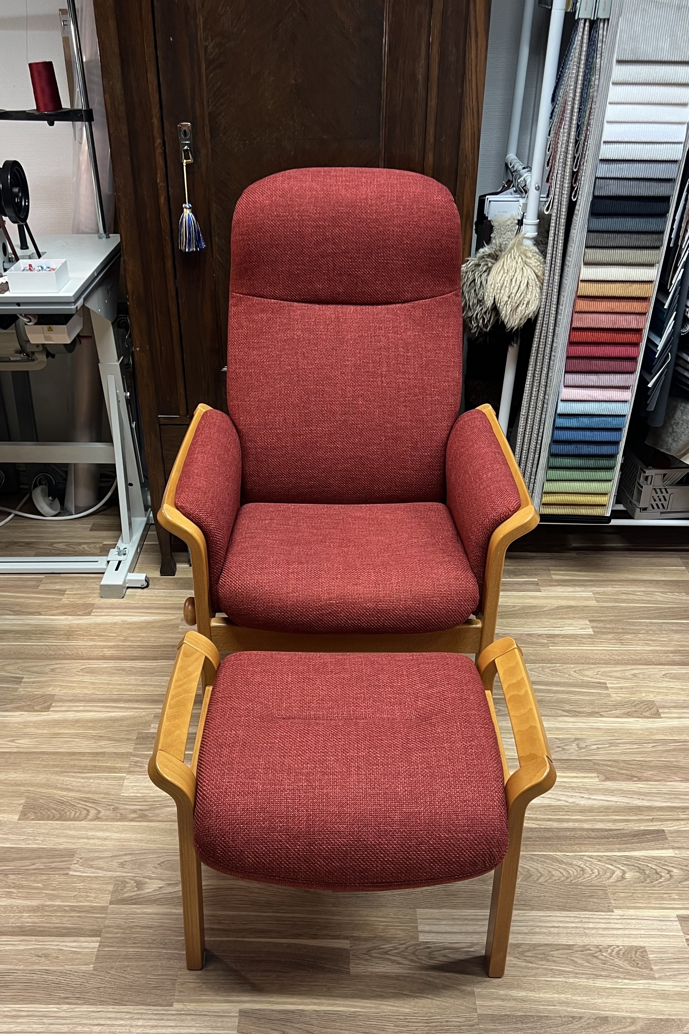 Även fotpallen klädd i Grit, Sydtextil