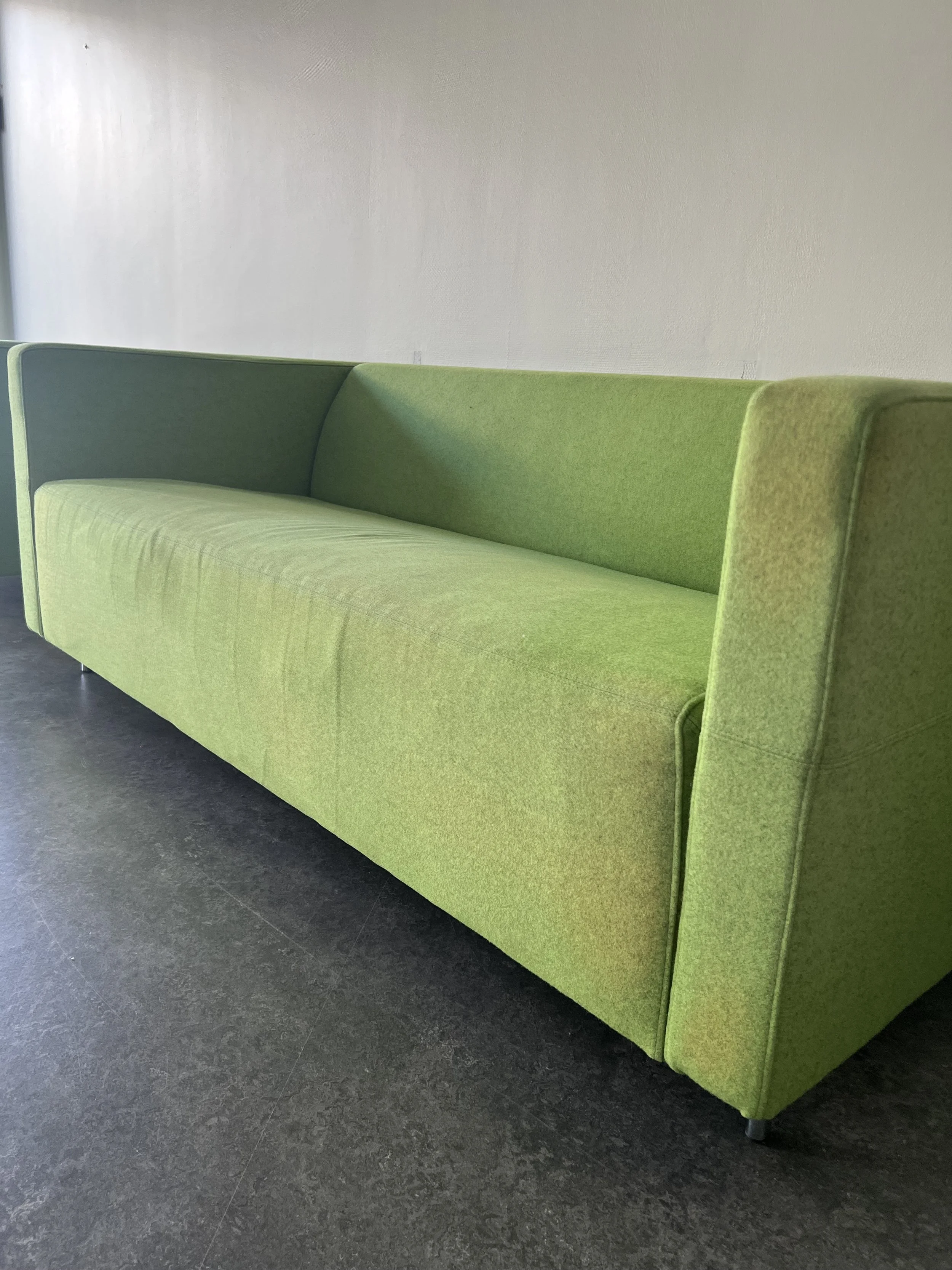 INNAN; Tre solblekta och trötta soffor