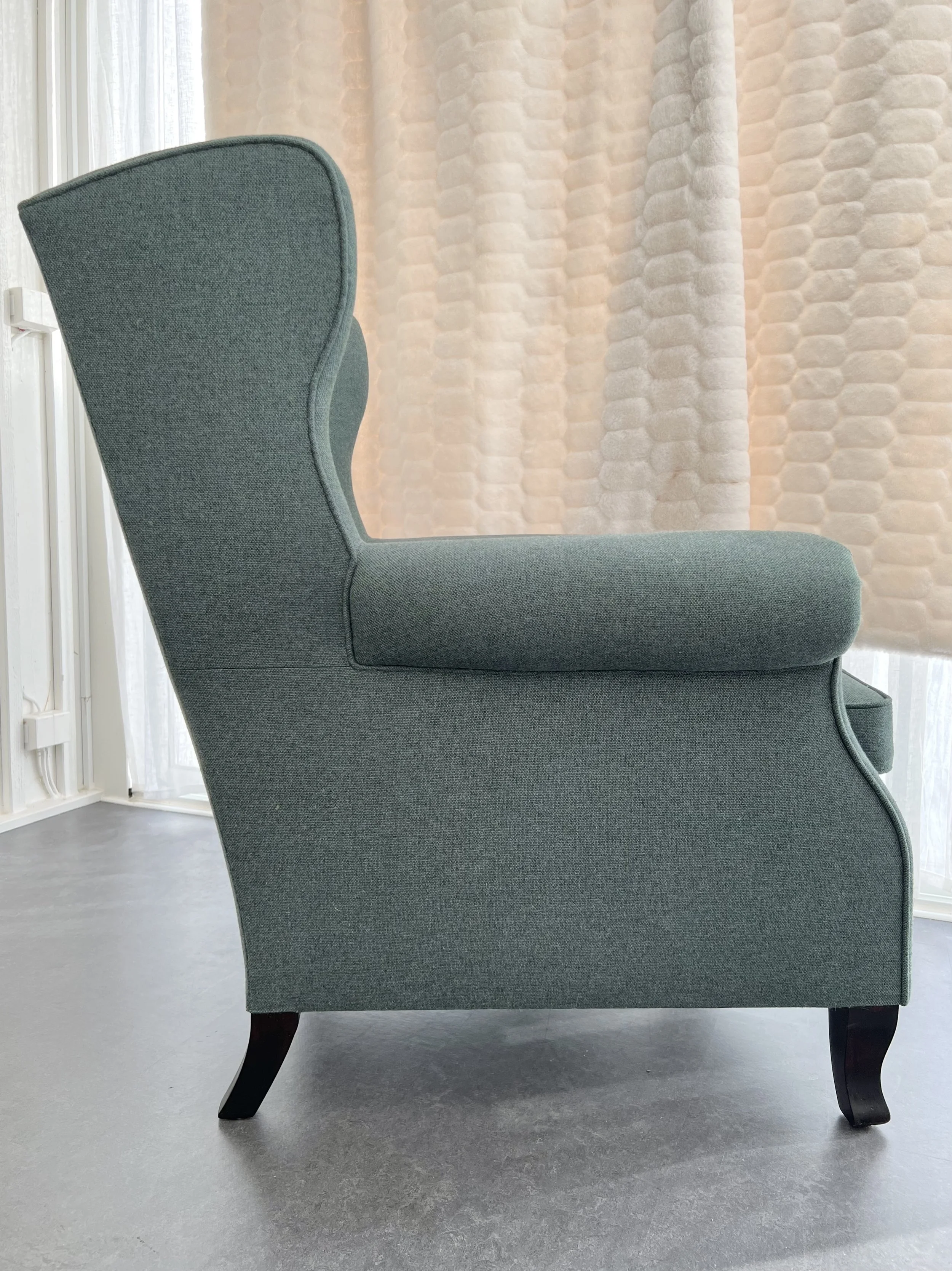 Fåtölj sedd från sidan.