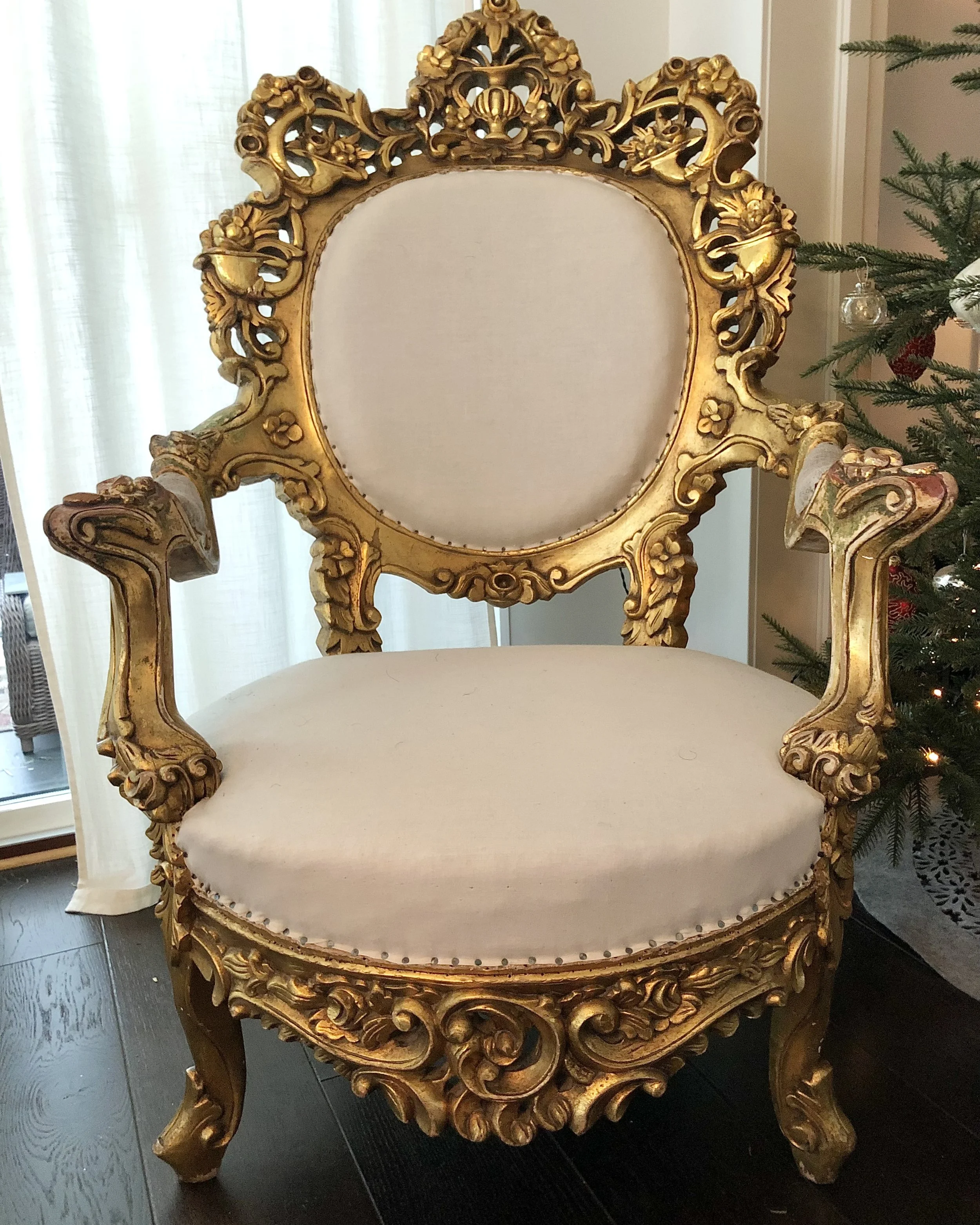 Karmstol klädd i domestik.