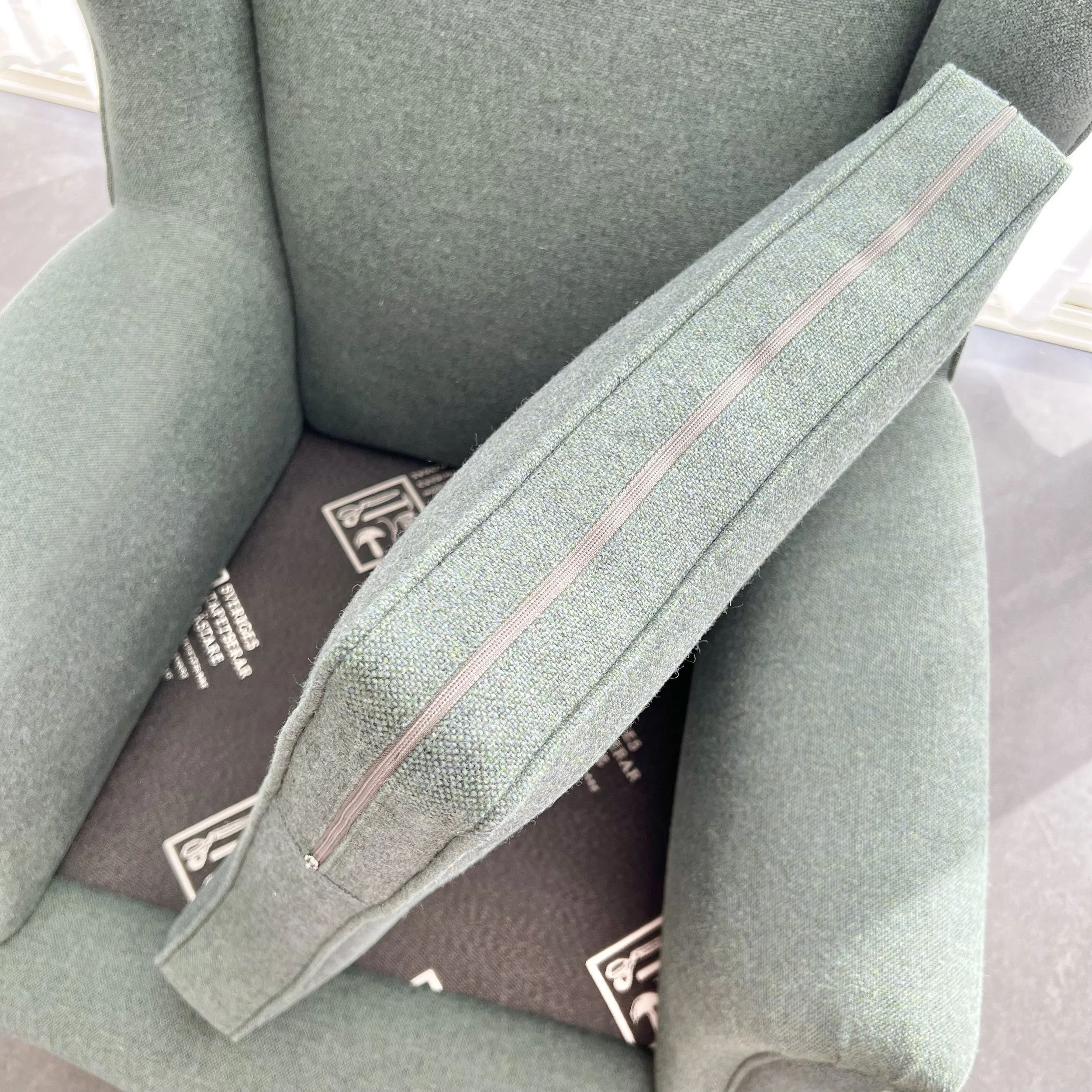 Plymåns klädsel med dragkedja och keder.