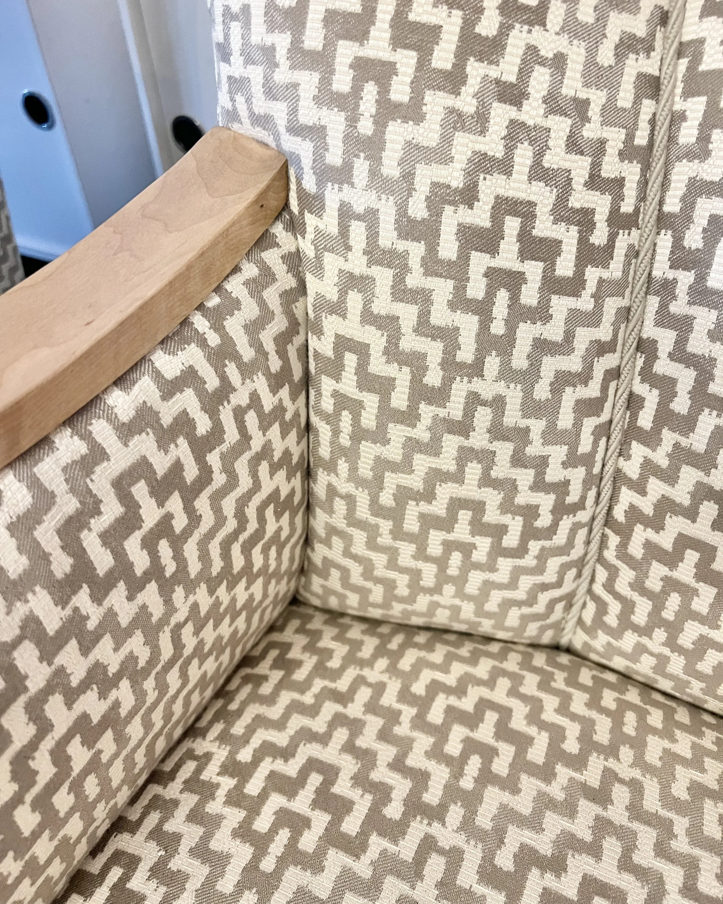 Armstöd möter rygg.