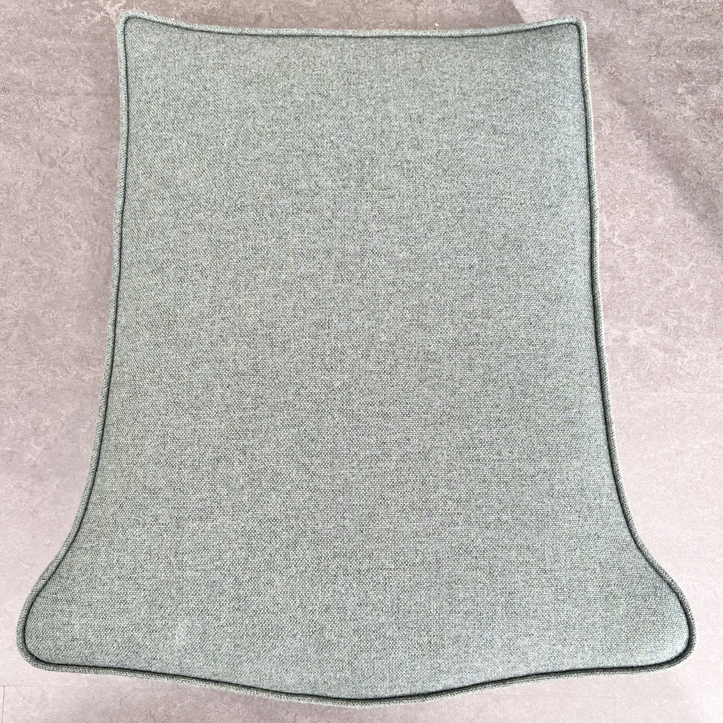 Plymå tillverkad efter fåtöljens sits form.