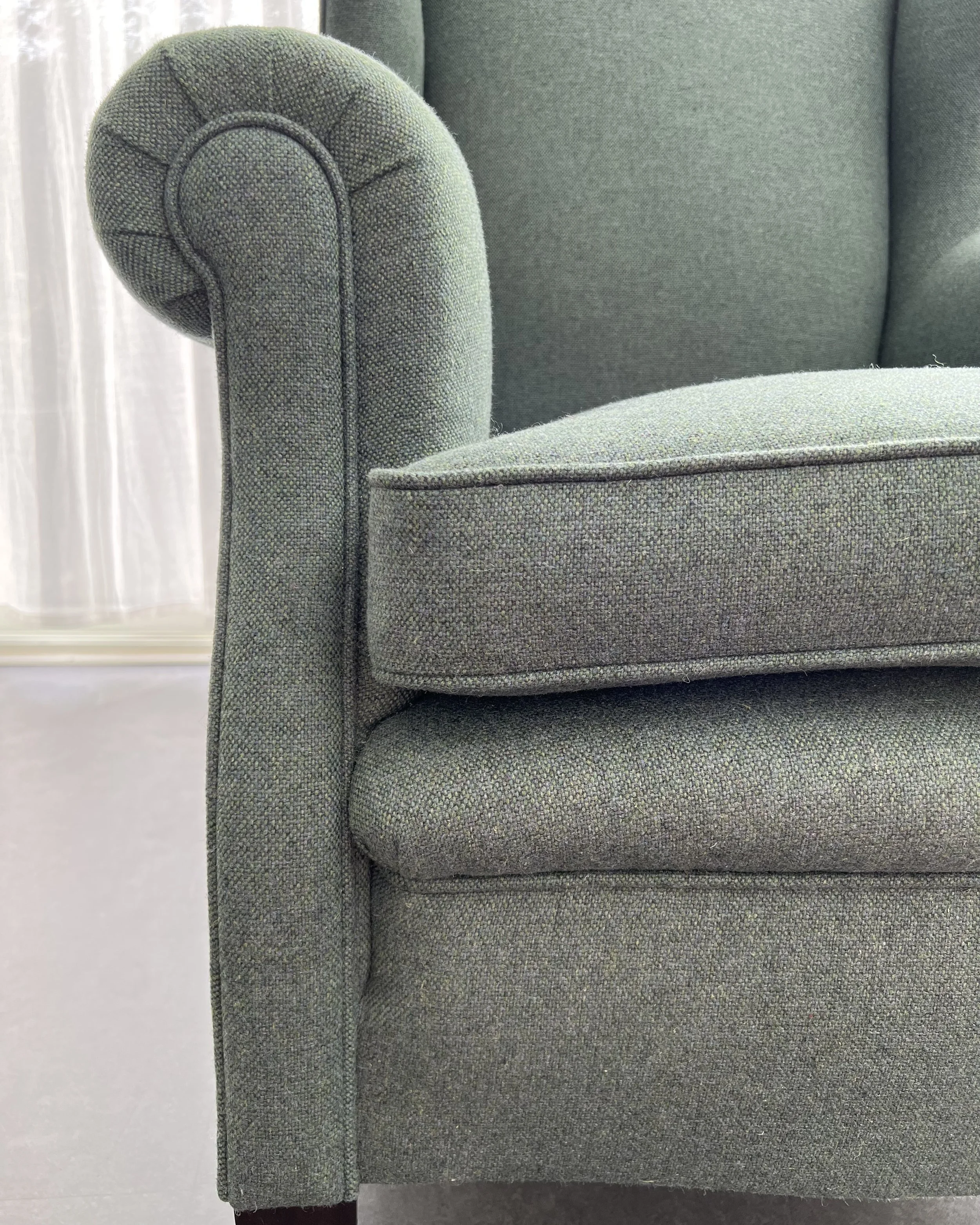 Lagda veck på armstöd, schatos med keder och fransk framkant.