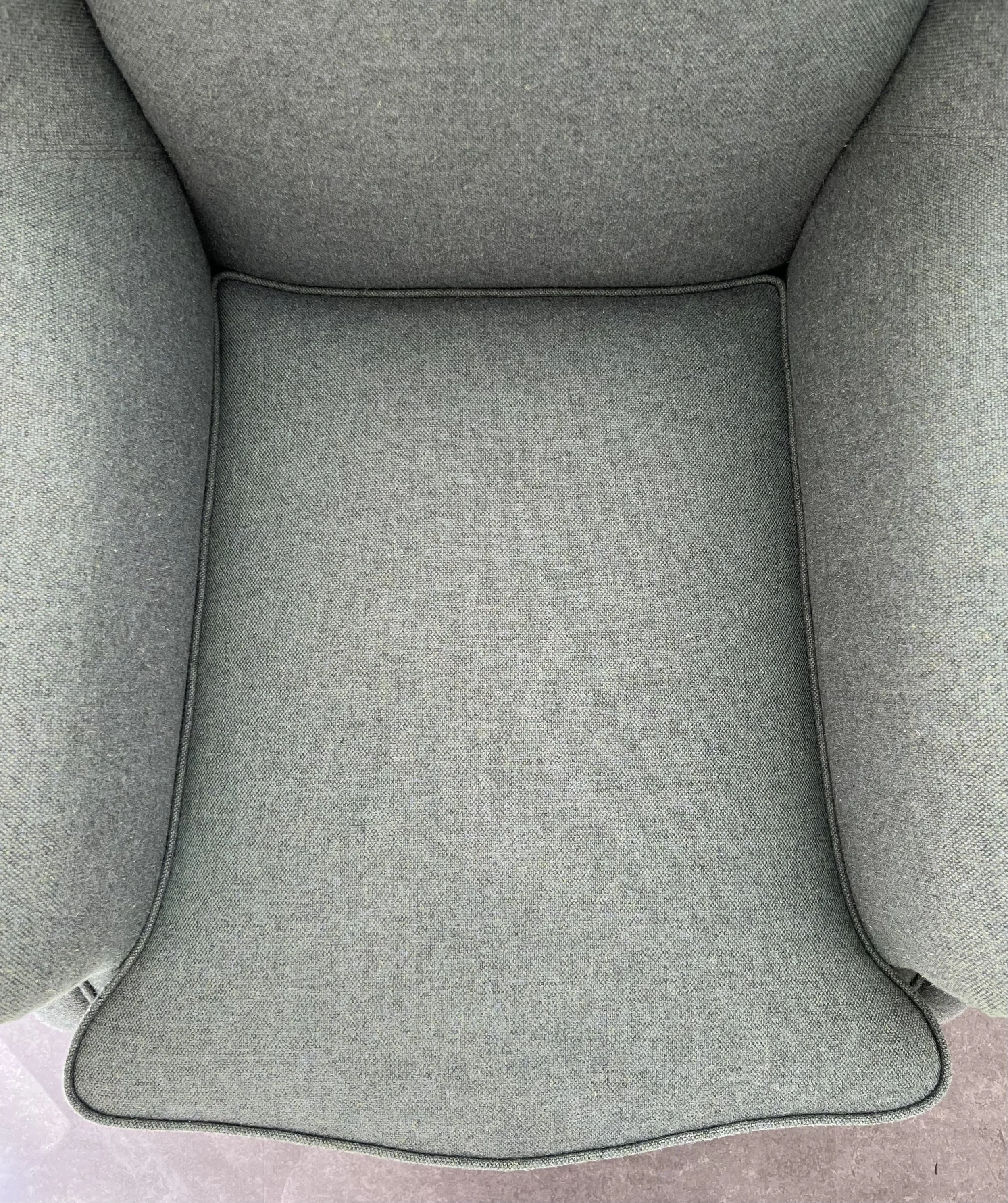 Plymån passar perfekt i fåtöljen.