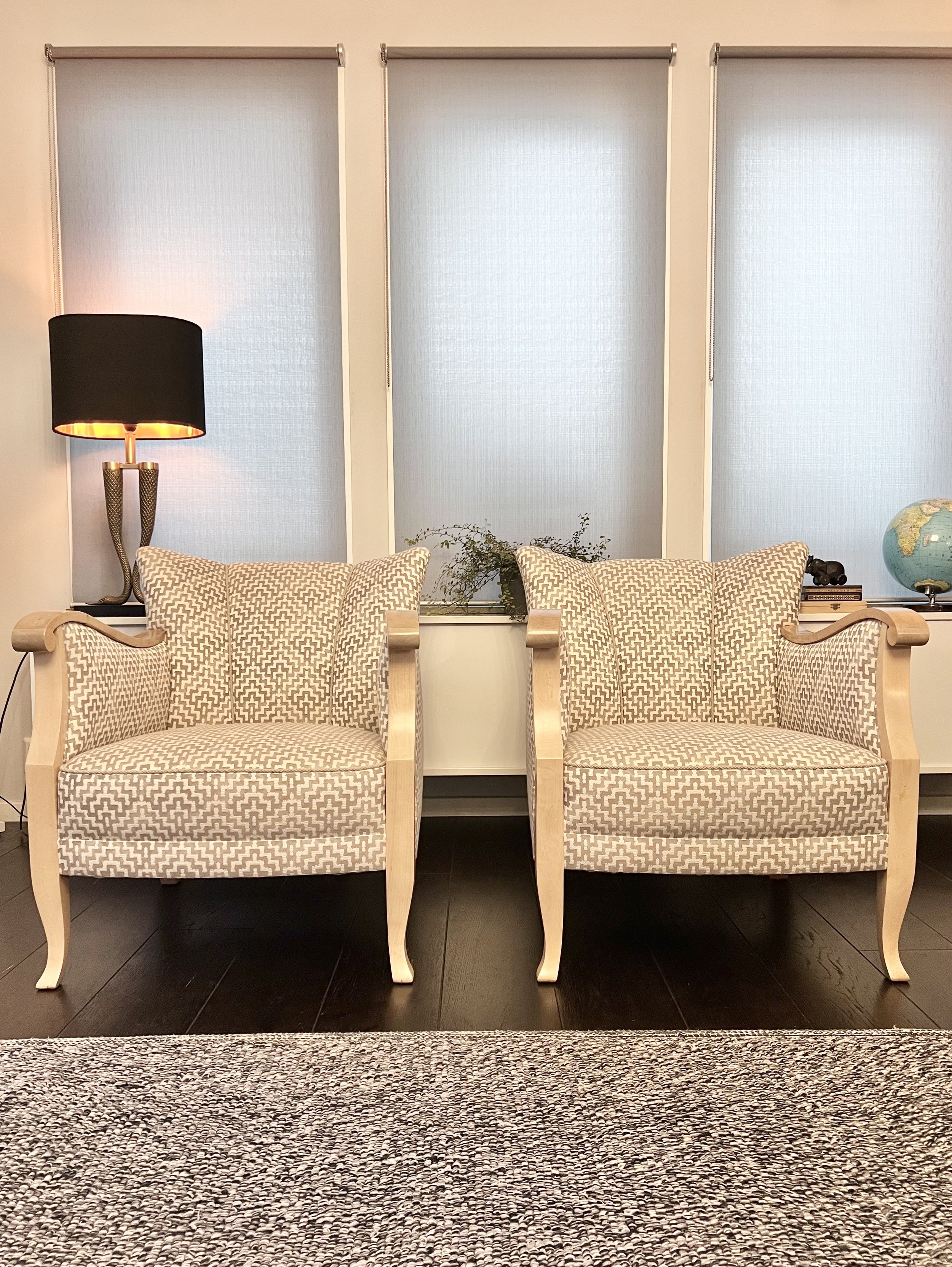 Två 20/30-tals fåtöljer klädda i Tor, Swaffer. Nya resårhus i sitsarna