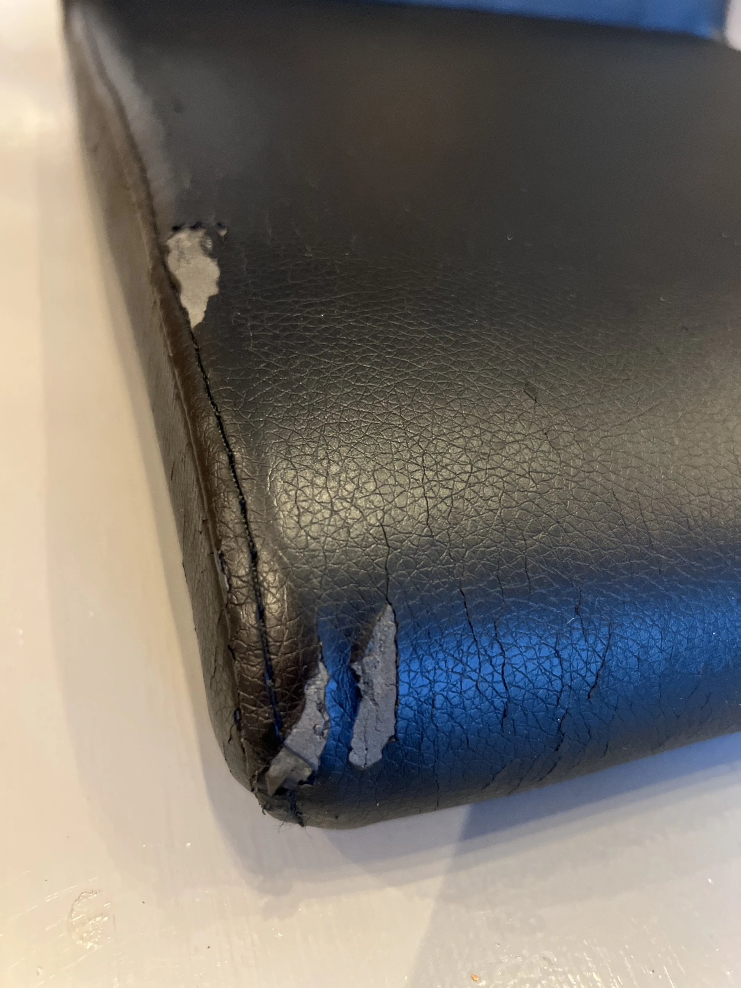 INNAN; Sprucket och trasigt konstskinn