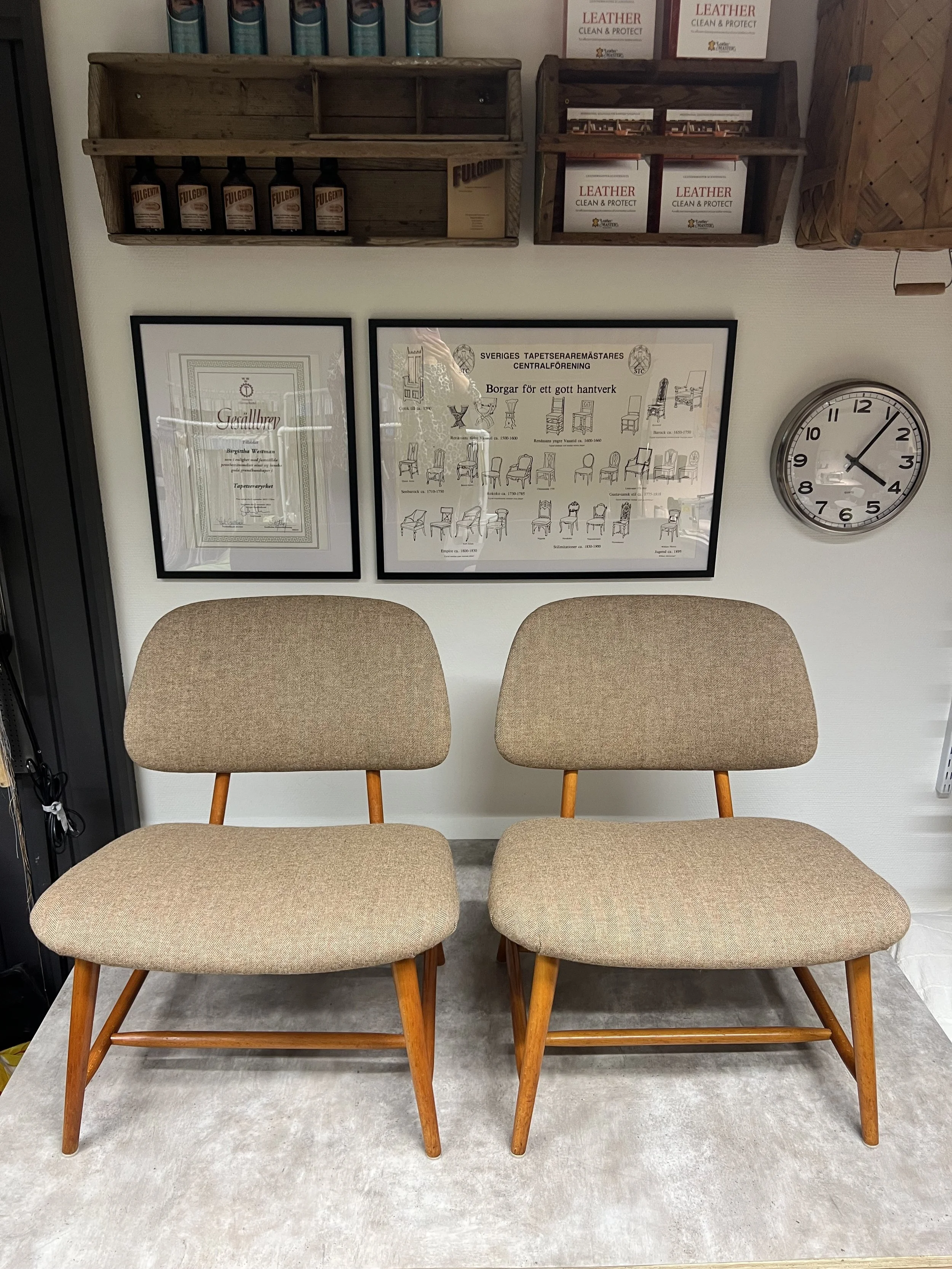 Två totalrenoverad TEVE-stolar, Alf Svensson. Klädda i ulltyget Unst, Linwood