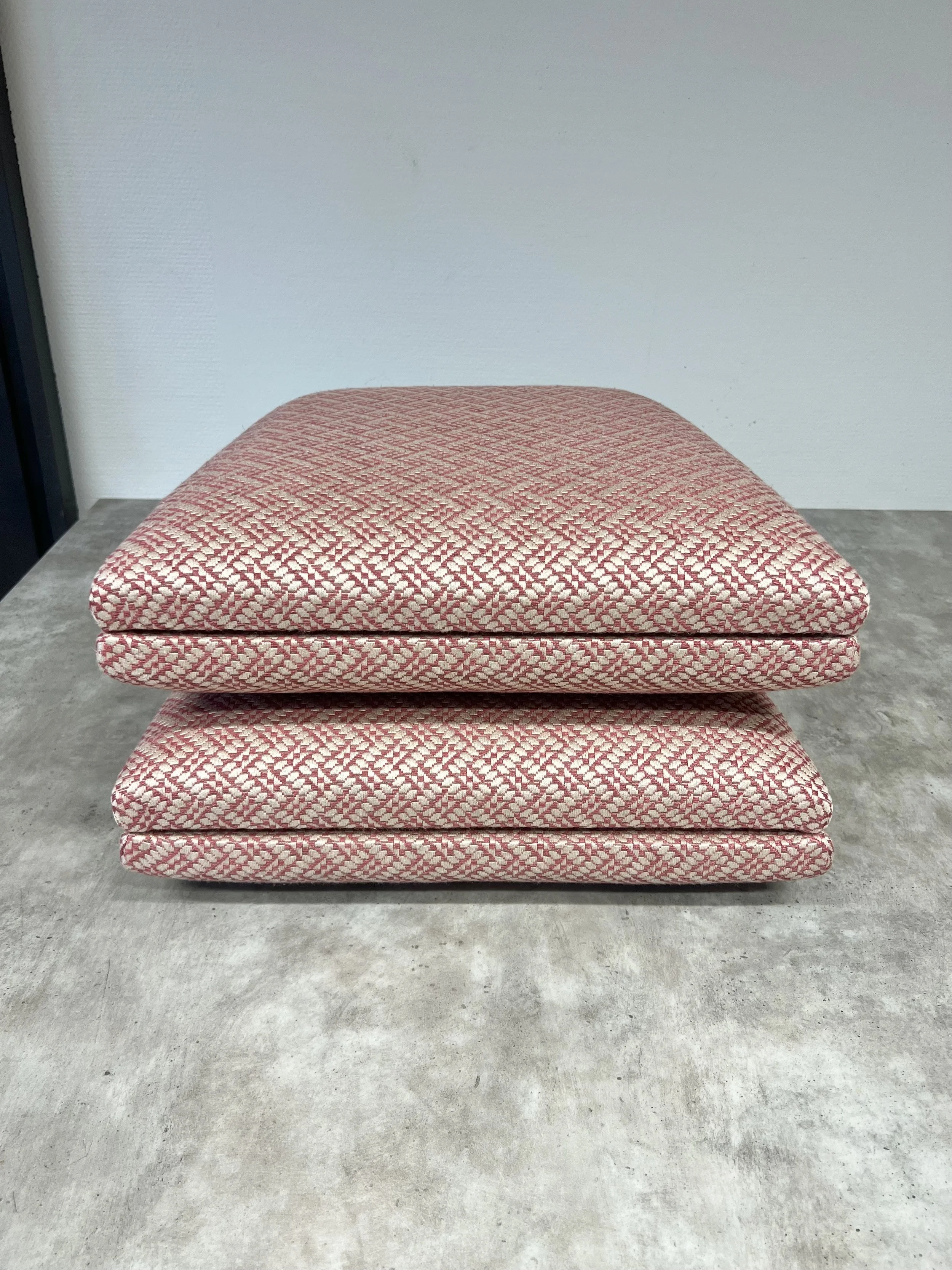 Ytterligare fyra sitsar till fyra till stolar. Ny stoppning och klädsel Pivot, Linwood