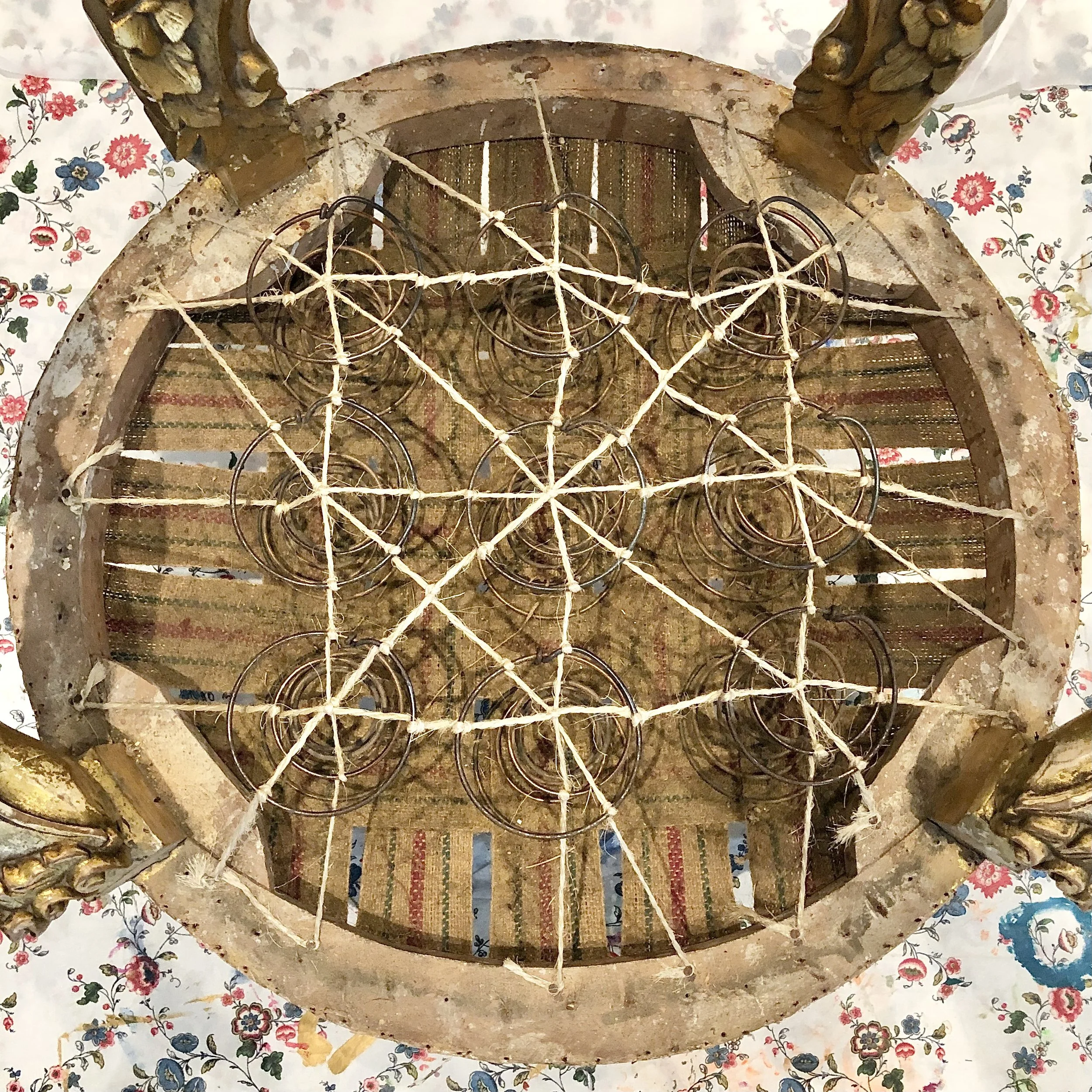 Gammalt trött resårhus.