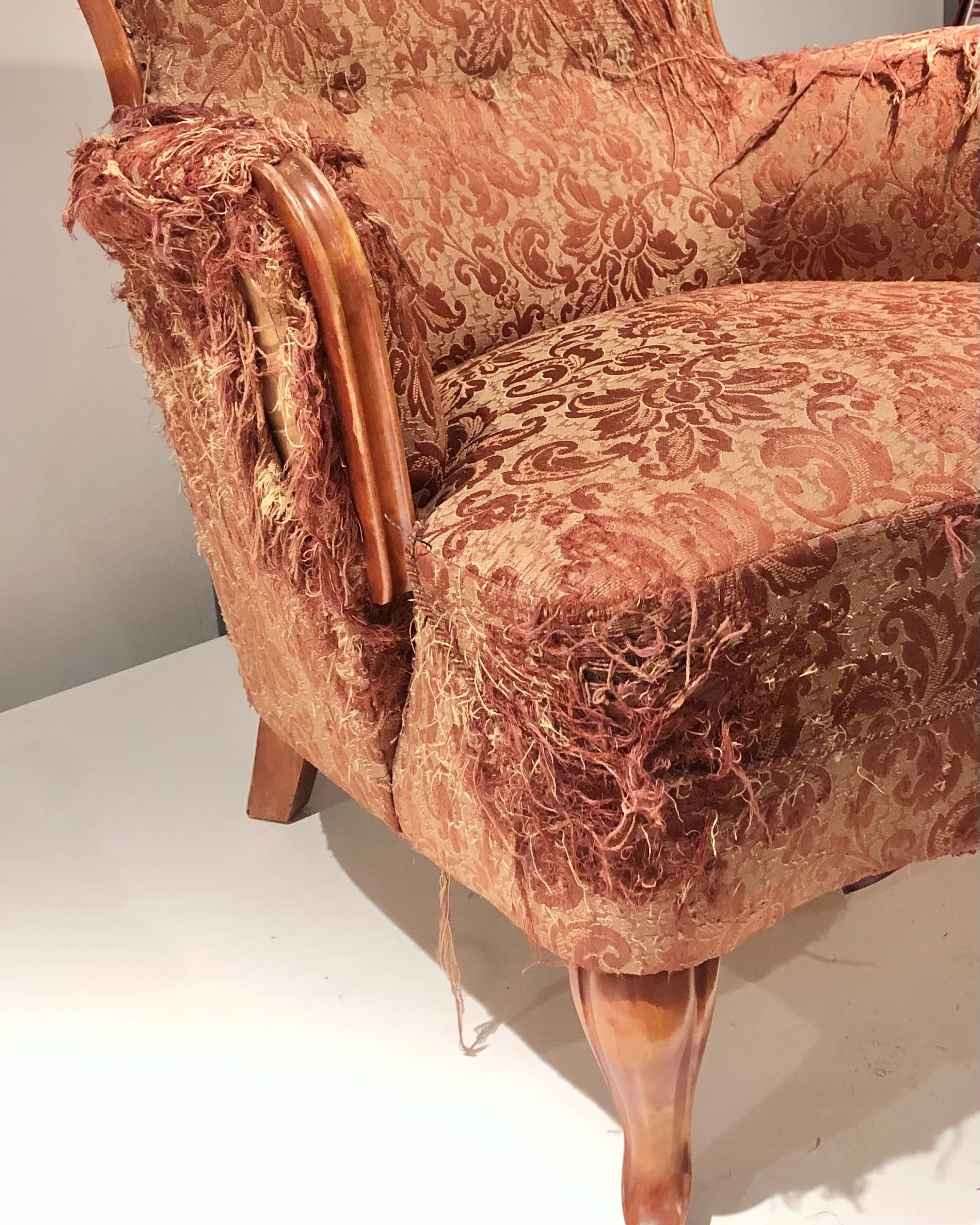 Fåtöljen va riktigt risig innan renovering.