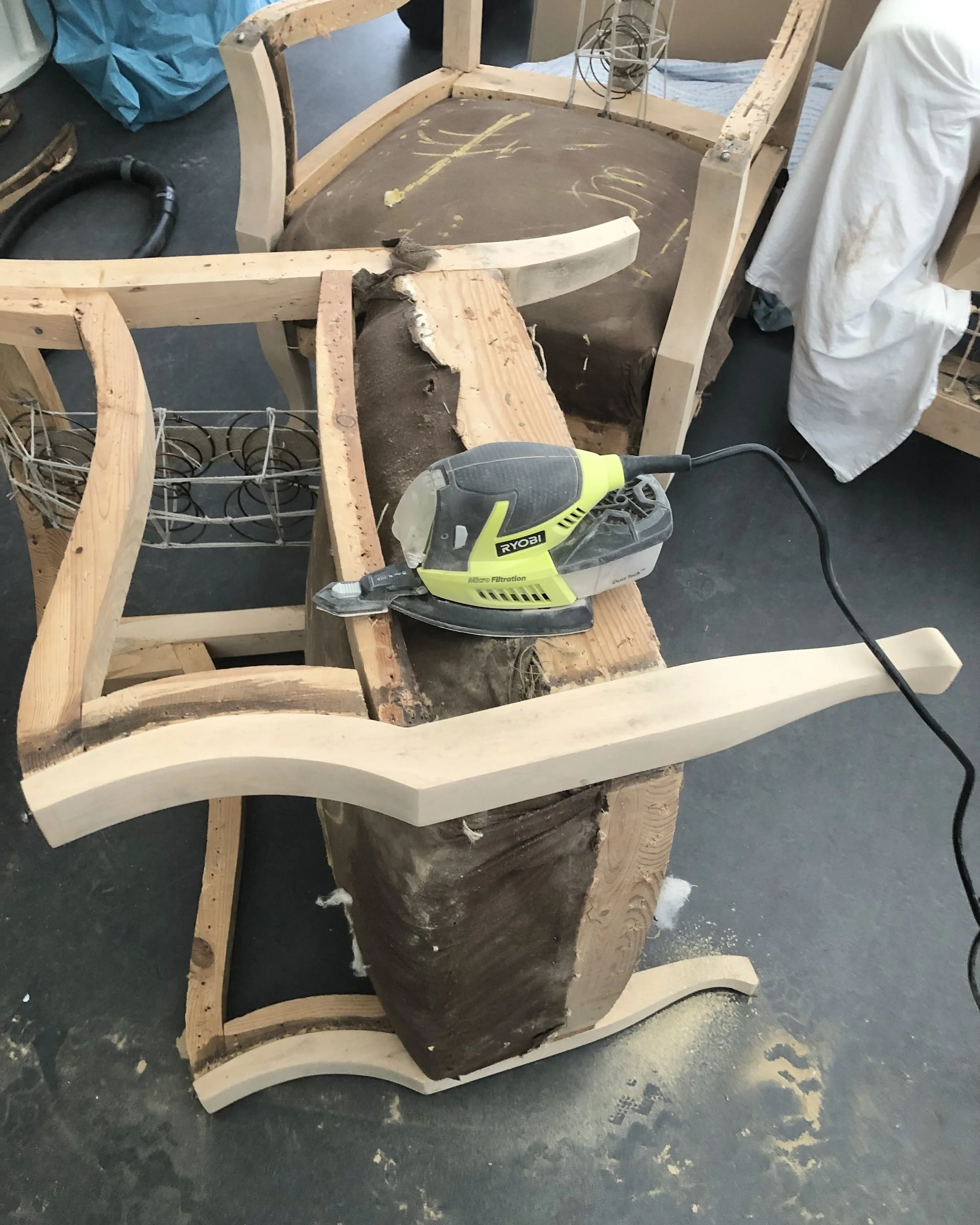 Allt trä slipas rent från mörk bets.