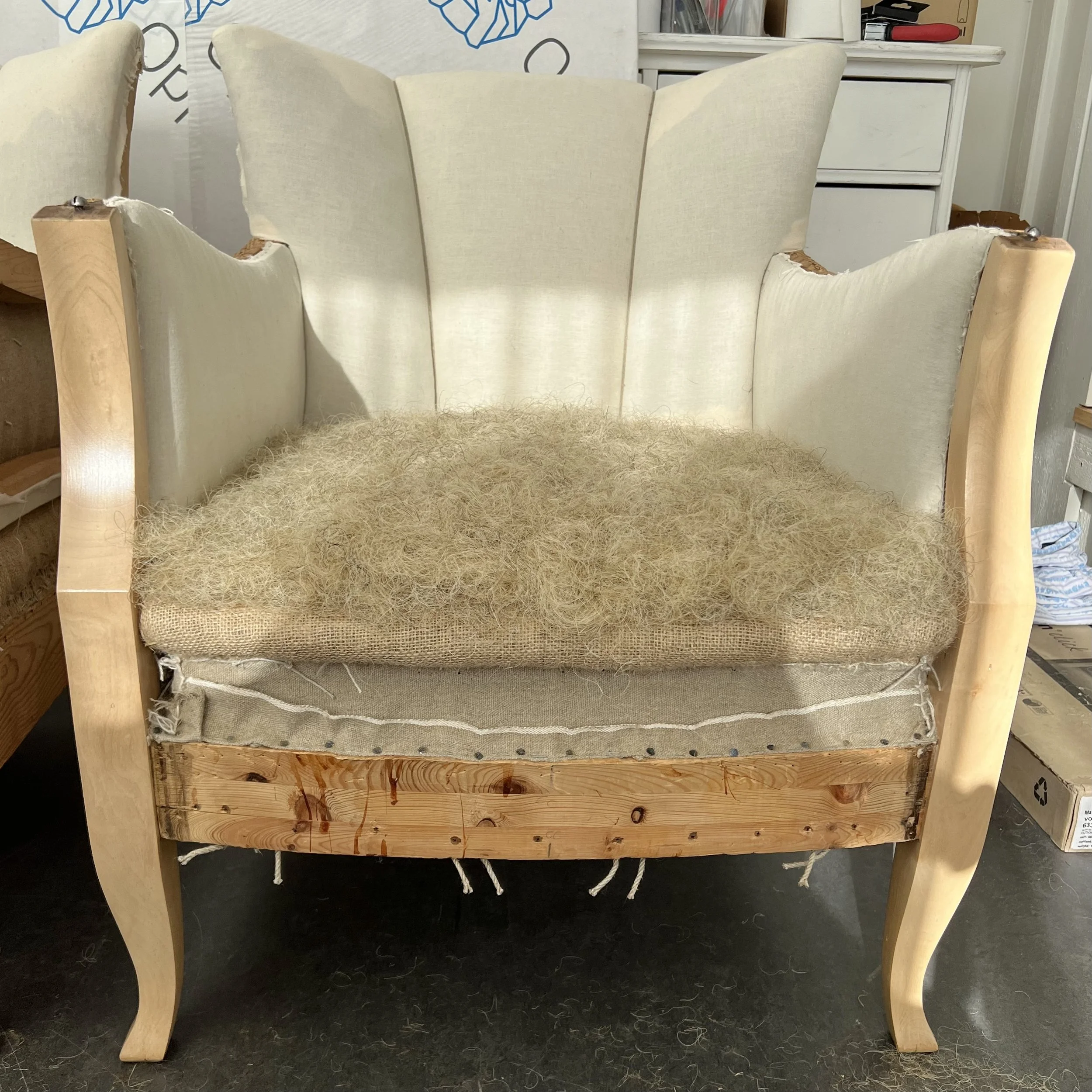 Överstoppning av blont tagel.