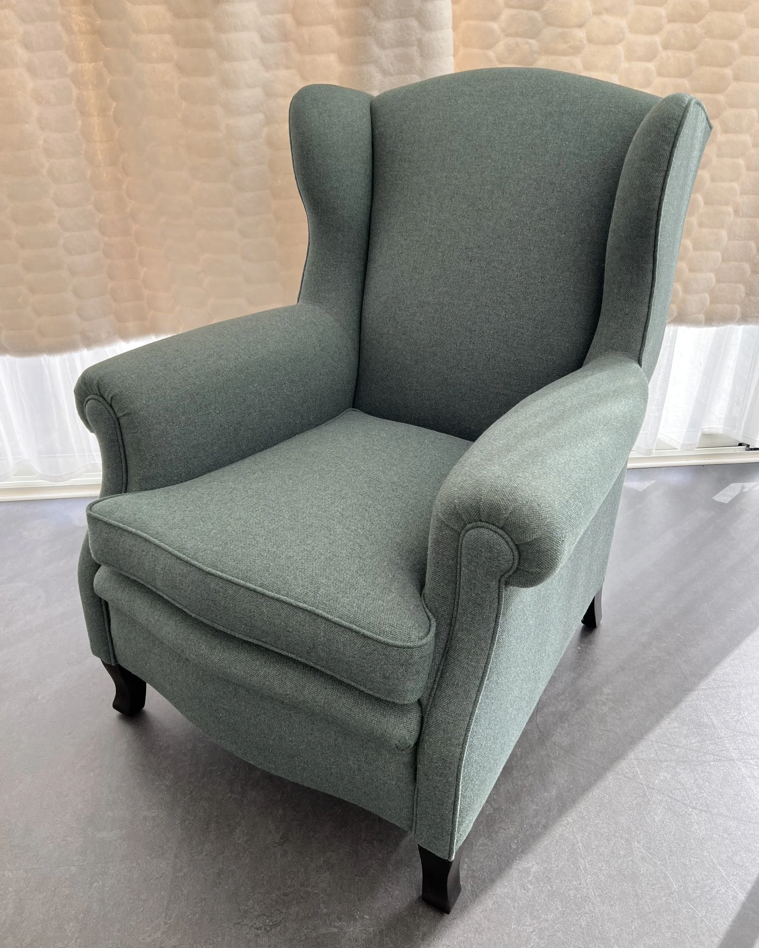 Fåtölj sedd snett framifrån.