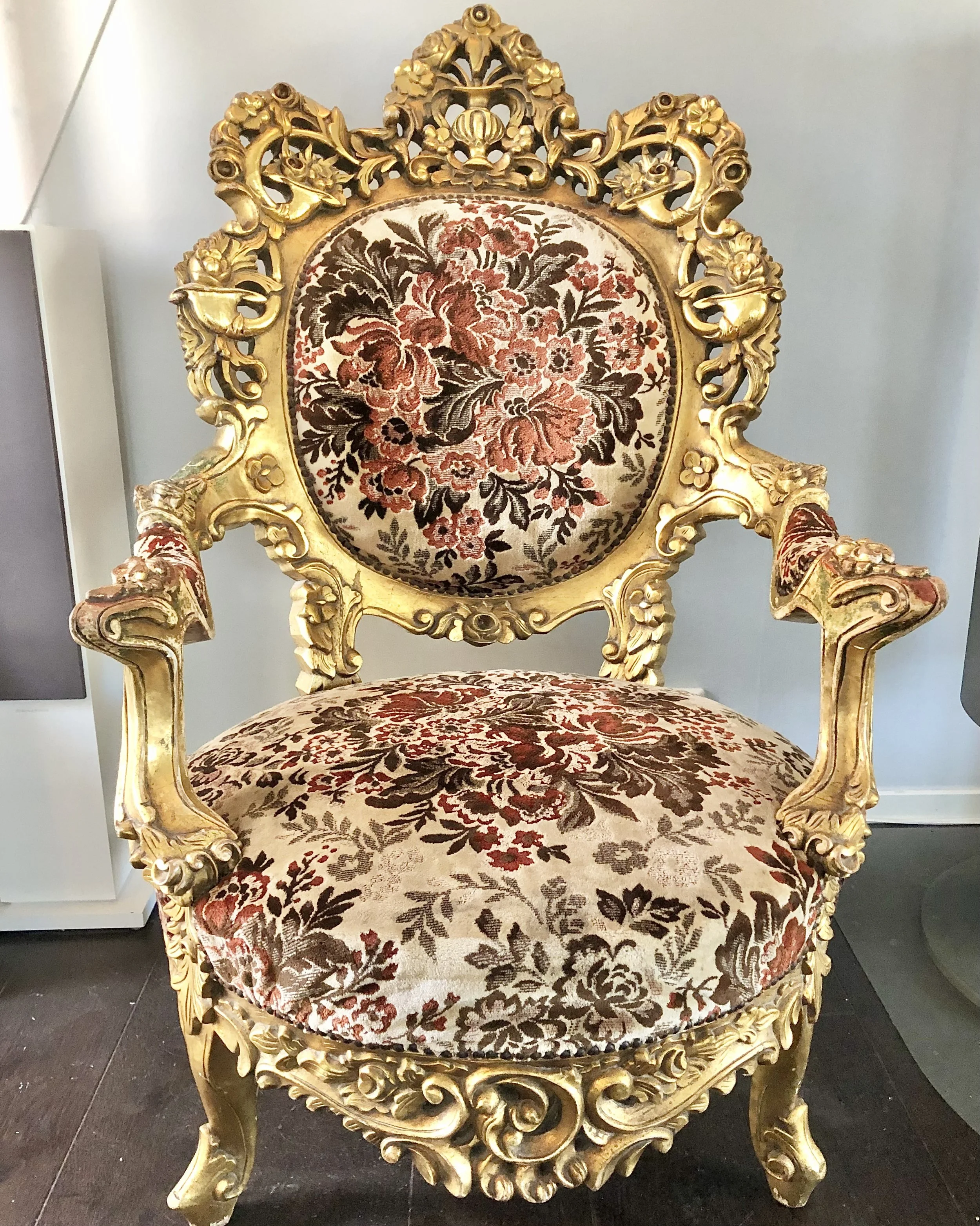 Karmstol innan renovering.