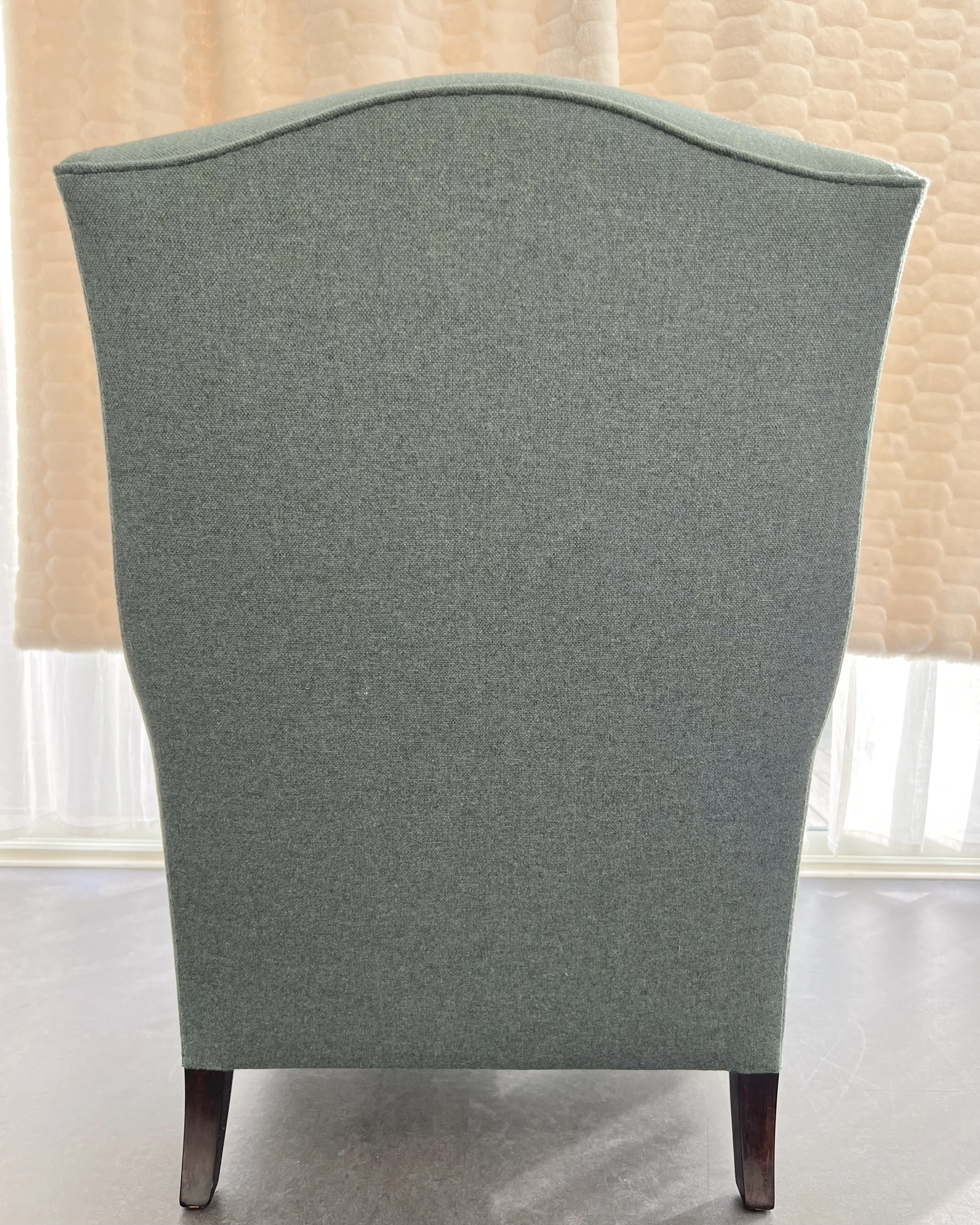 Fåtöljens fina form sedd bakifrån.