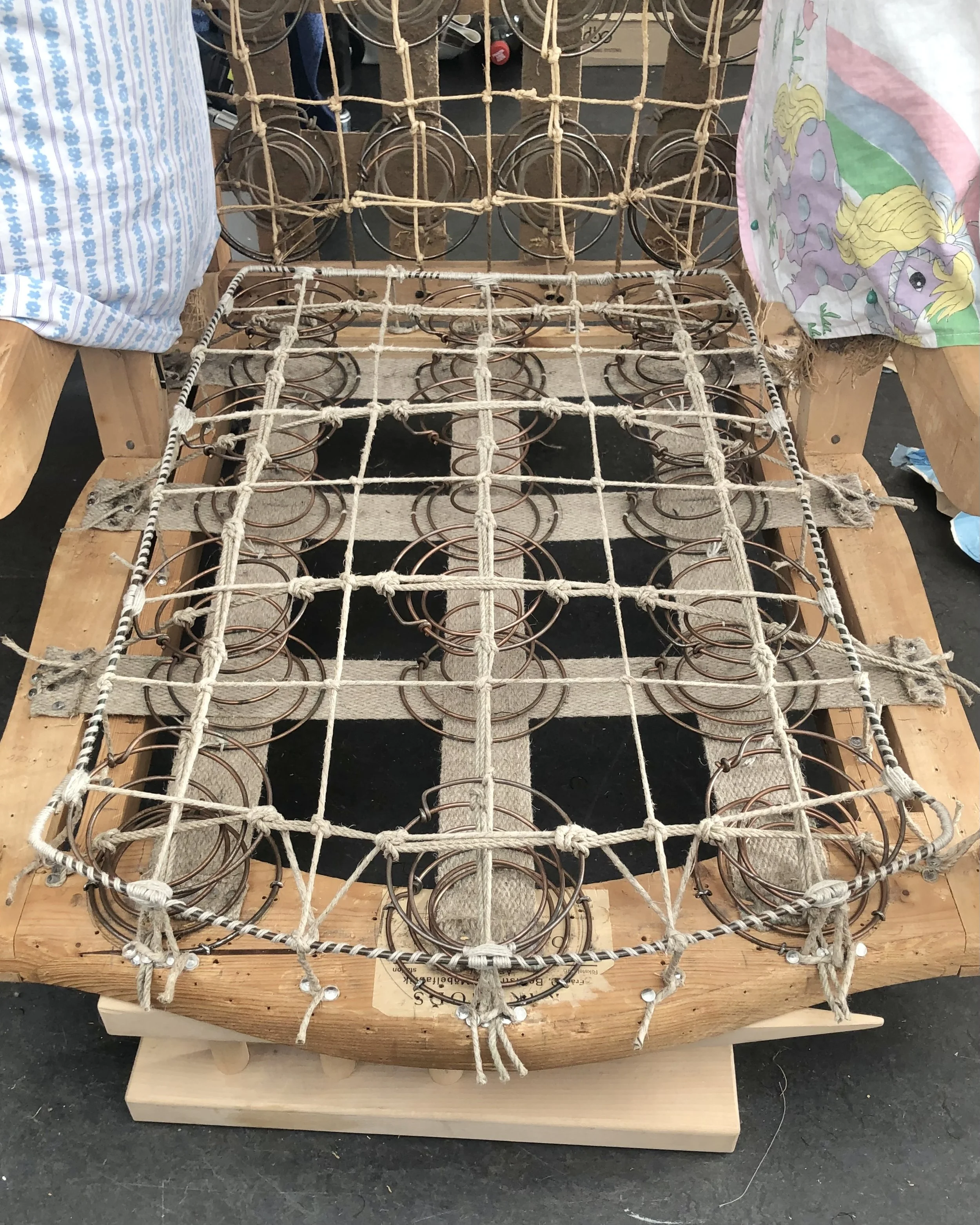 Nyknutet resårhus på ryggen.