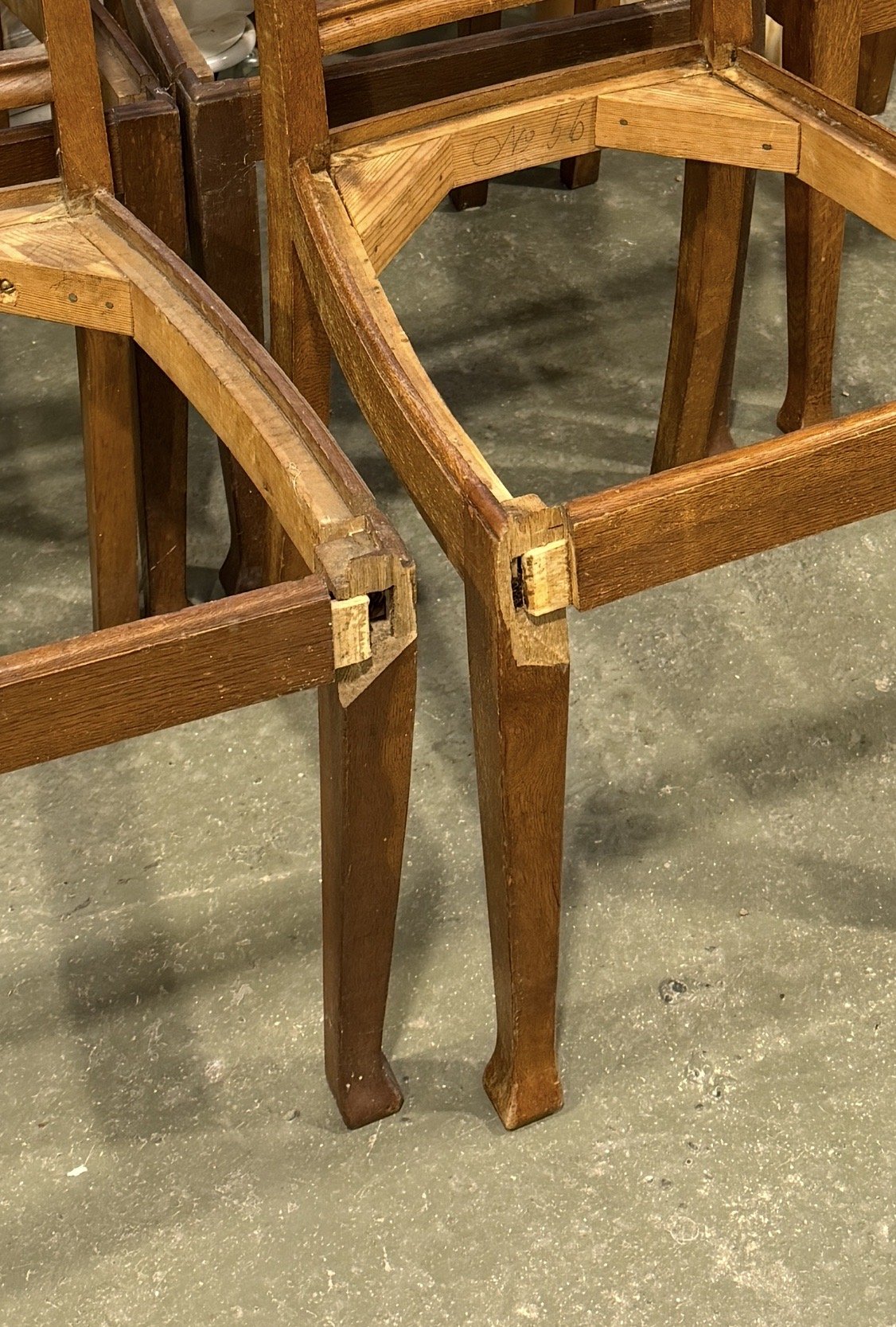 INNAN; Väldigt trasiga stolar