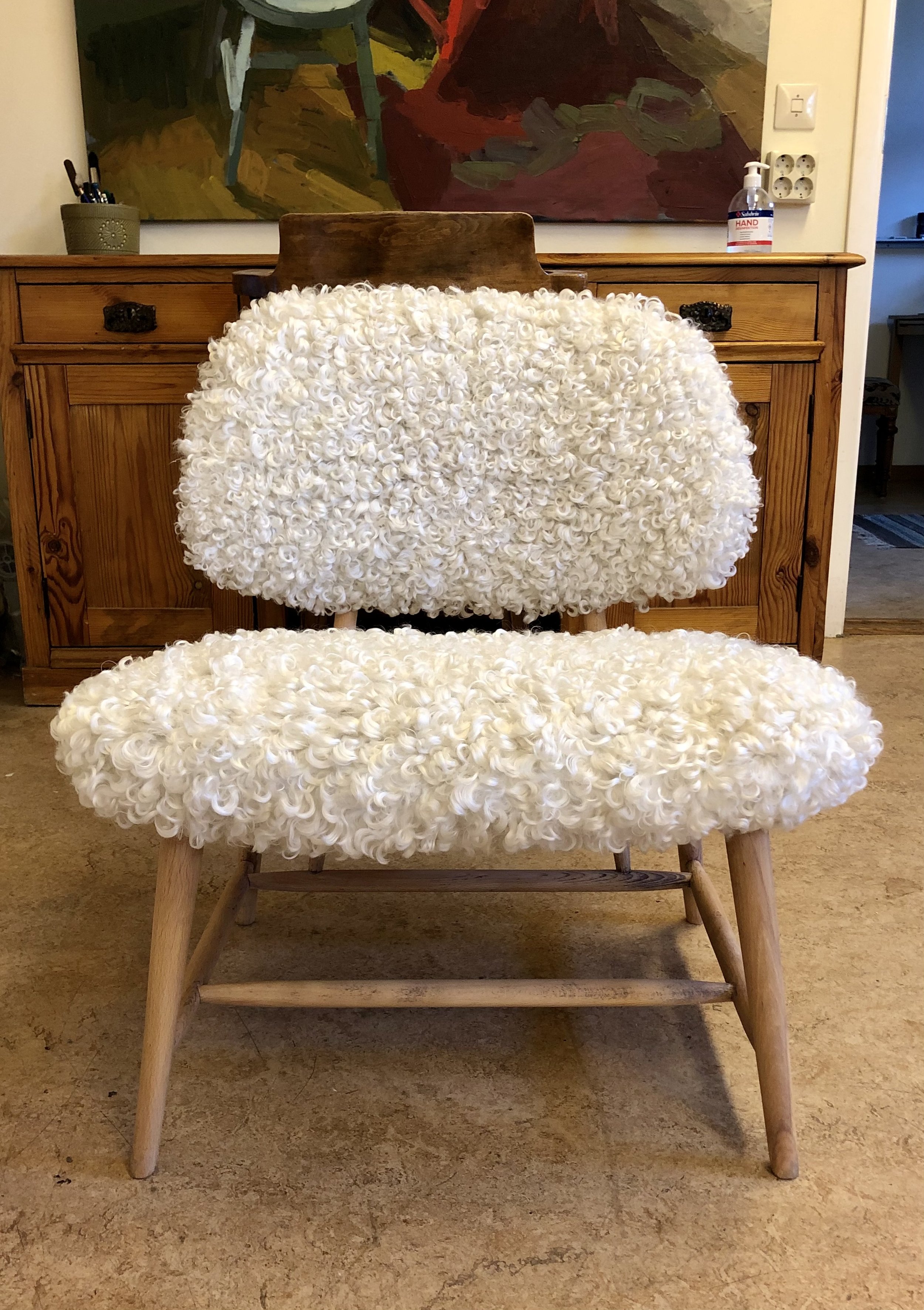 TEVE-stol, Alf Svensson, omklädd i vitt fårskinn