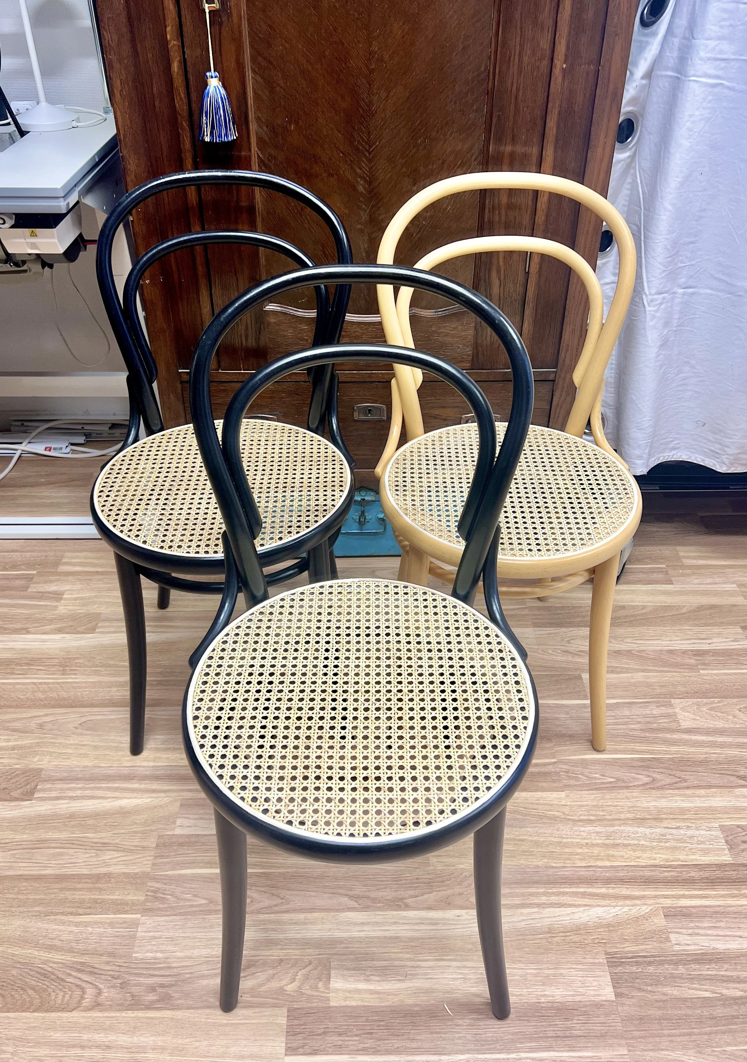 Tre Ton-stolar med ny rottningväv. Tvättade och polerade stommar.