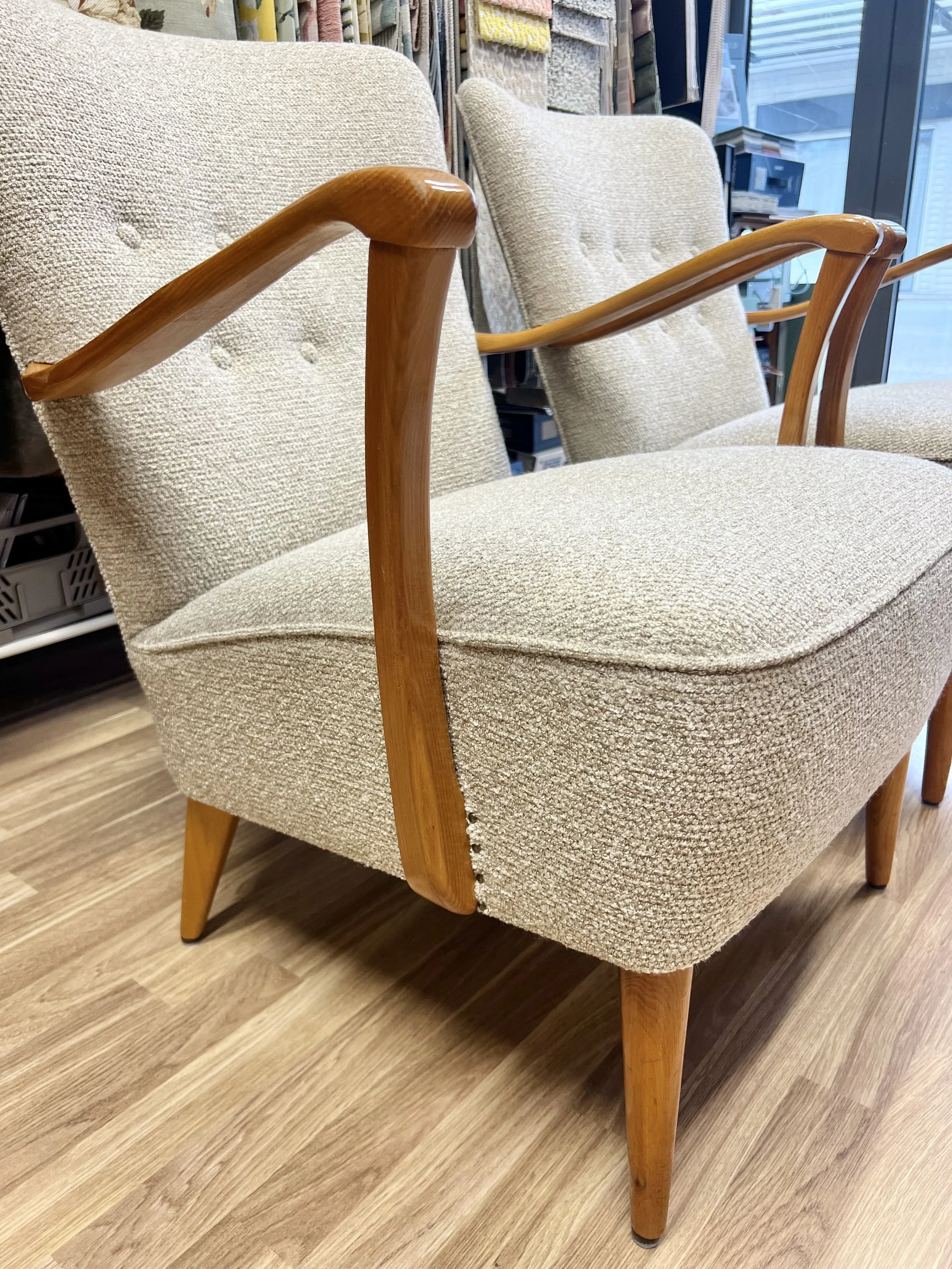 Limmade armstöd. Tvättat, polerat och vaxat trä