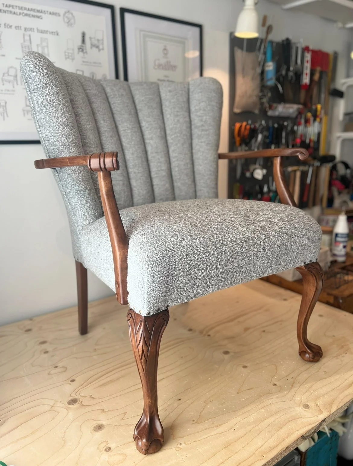 Karmstol, sent 1800-tal, klädd i Muru, Lauritzson. Nytt resårhus i sits