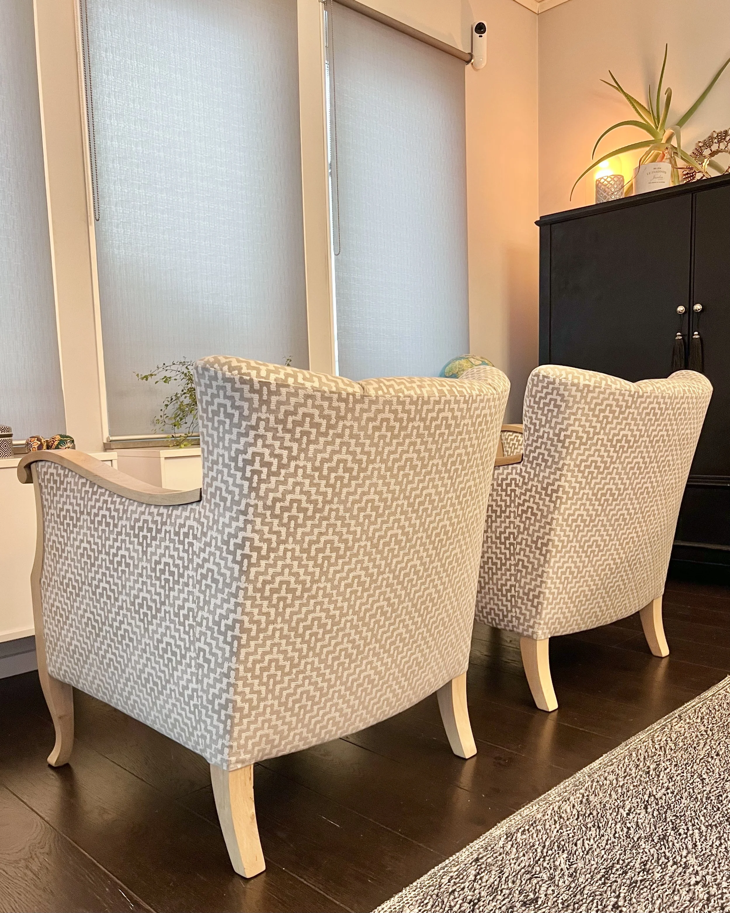 Fåtöljer snett bakifrån.