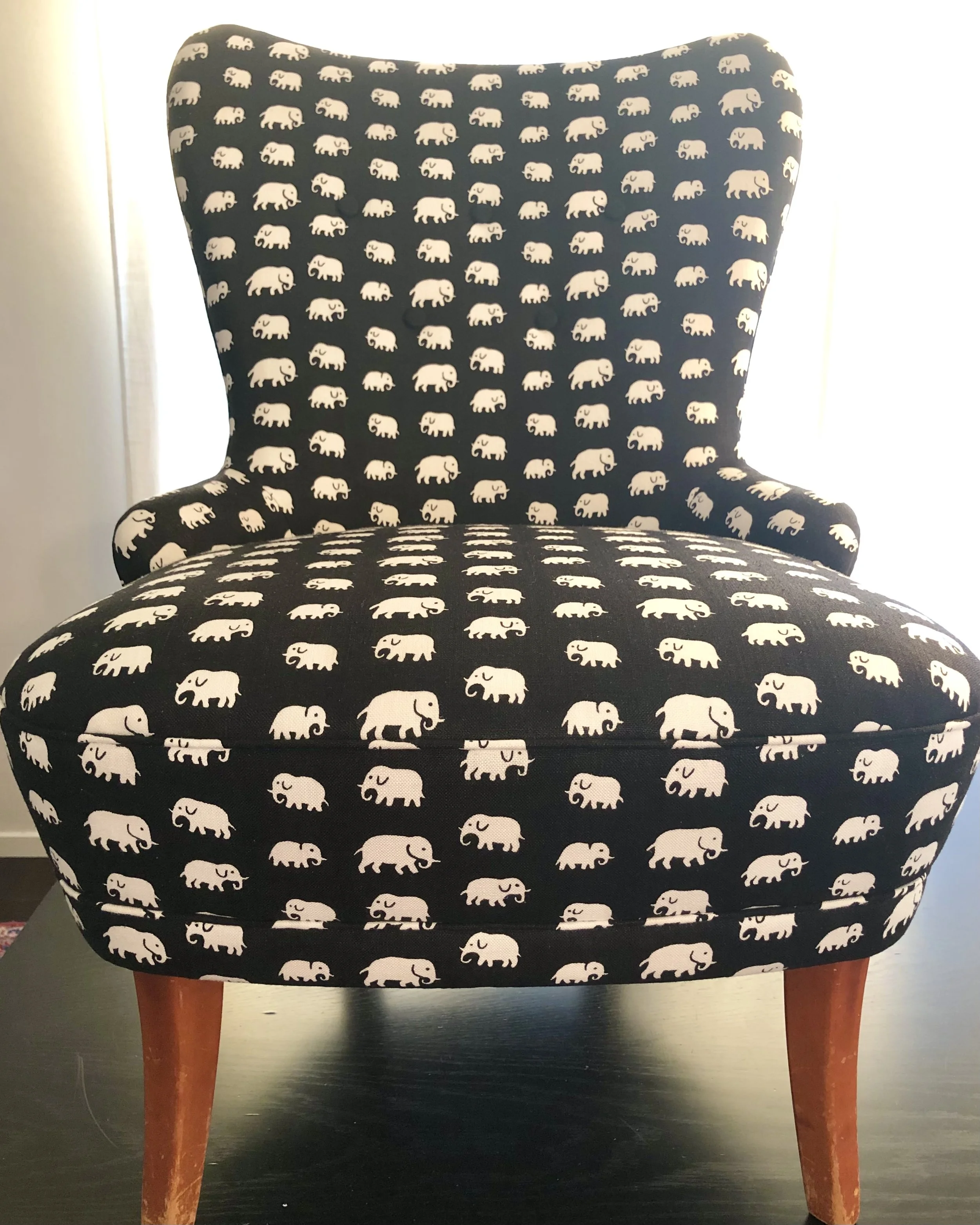 Emmafåtölj omklädd i Elefant, Svenskt Tenn. Ny traditionell stoppad sits