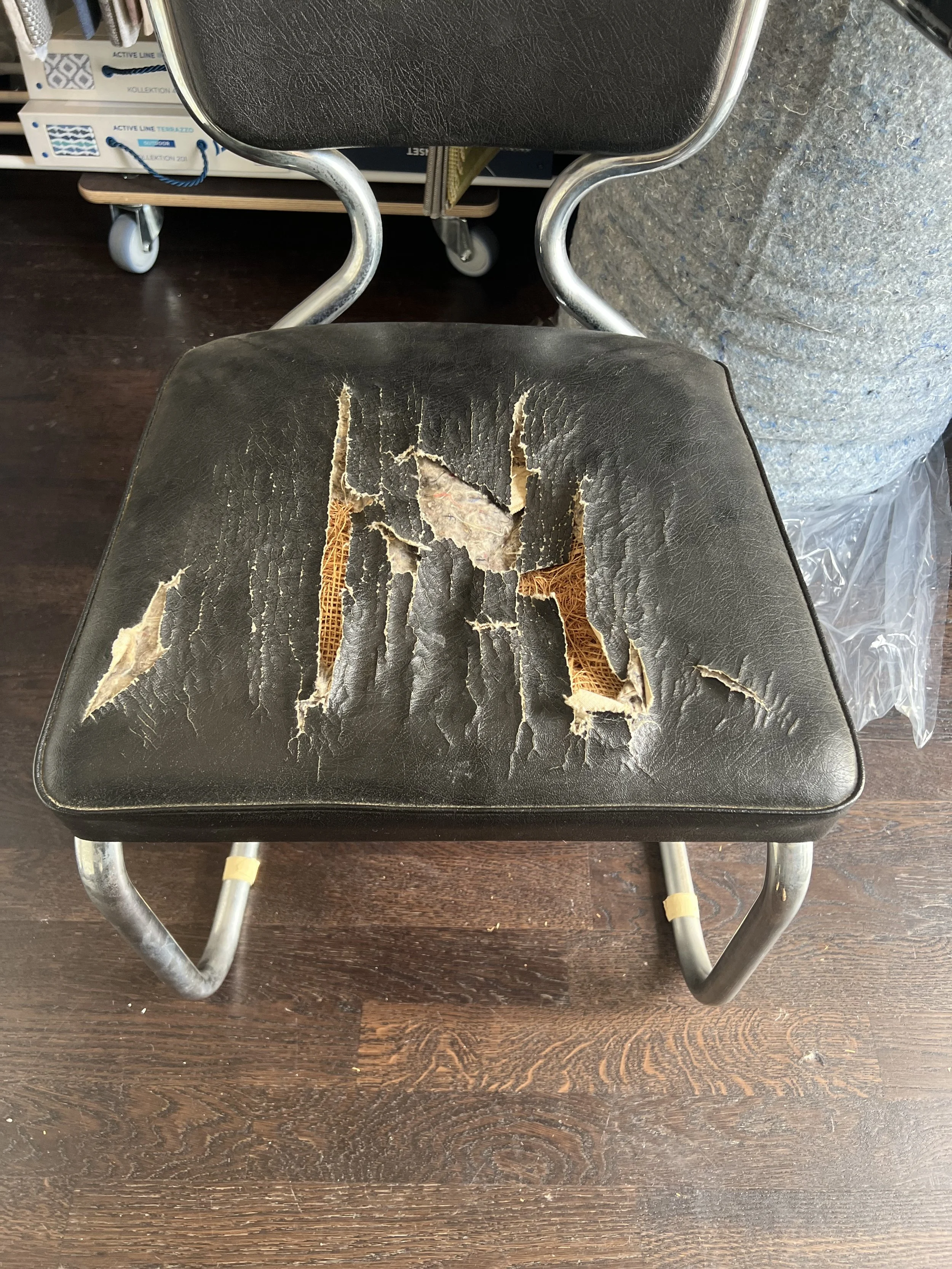 INNAN; Väldigt trasig och trött sits