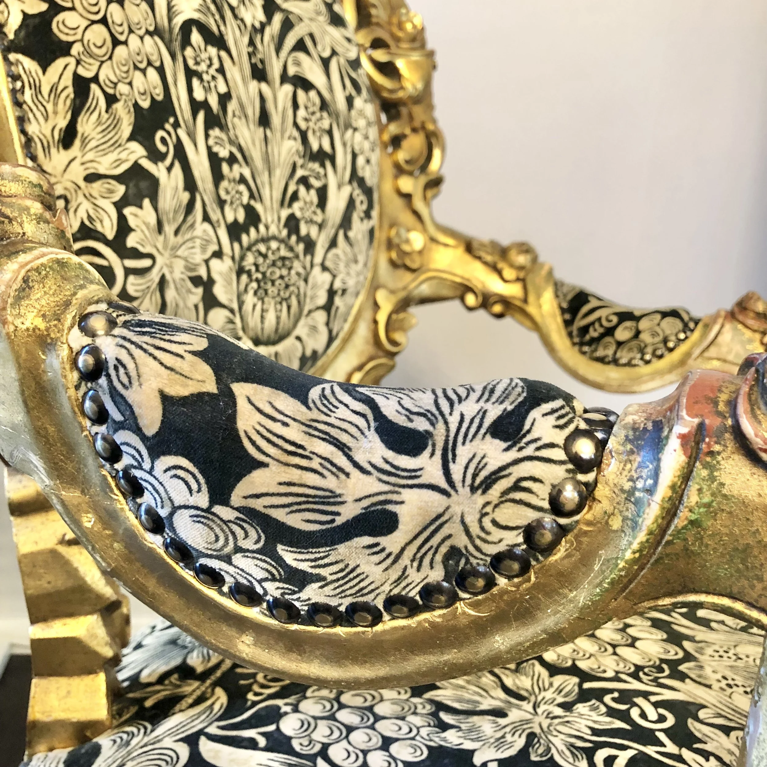 Stolens klädda armstöd.