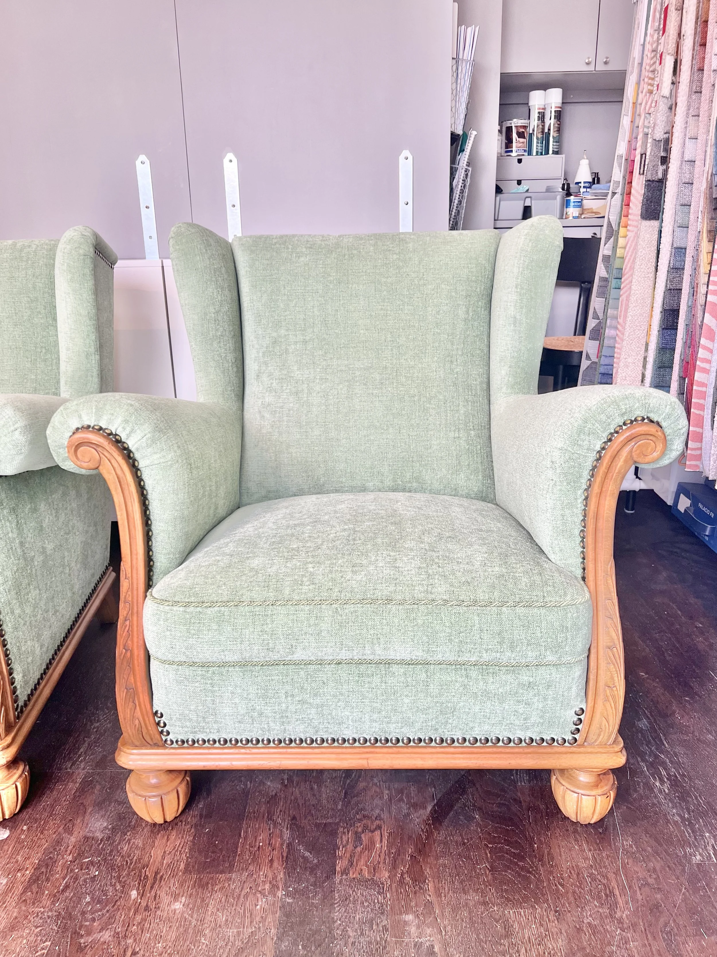 Två 30-tals fåtöljer klädda i Amina, Scan Aprima. Renoverade sitsar med fast markerad dyna