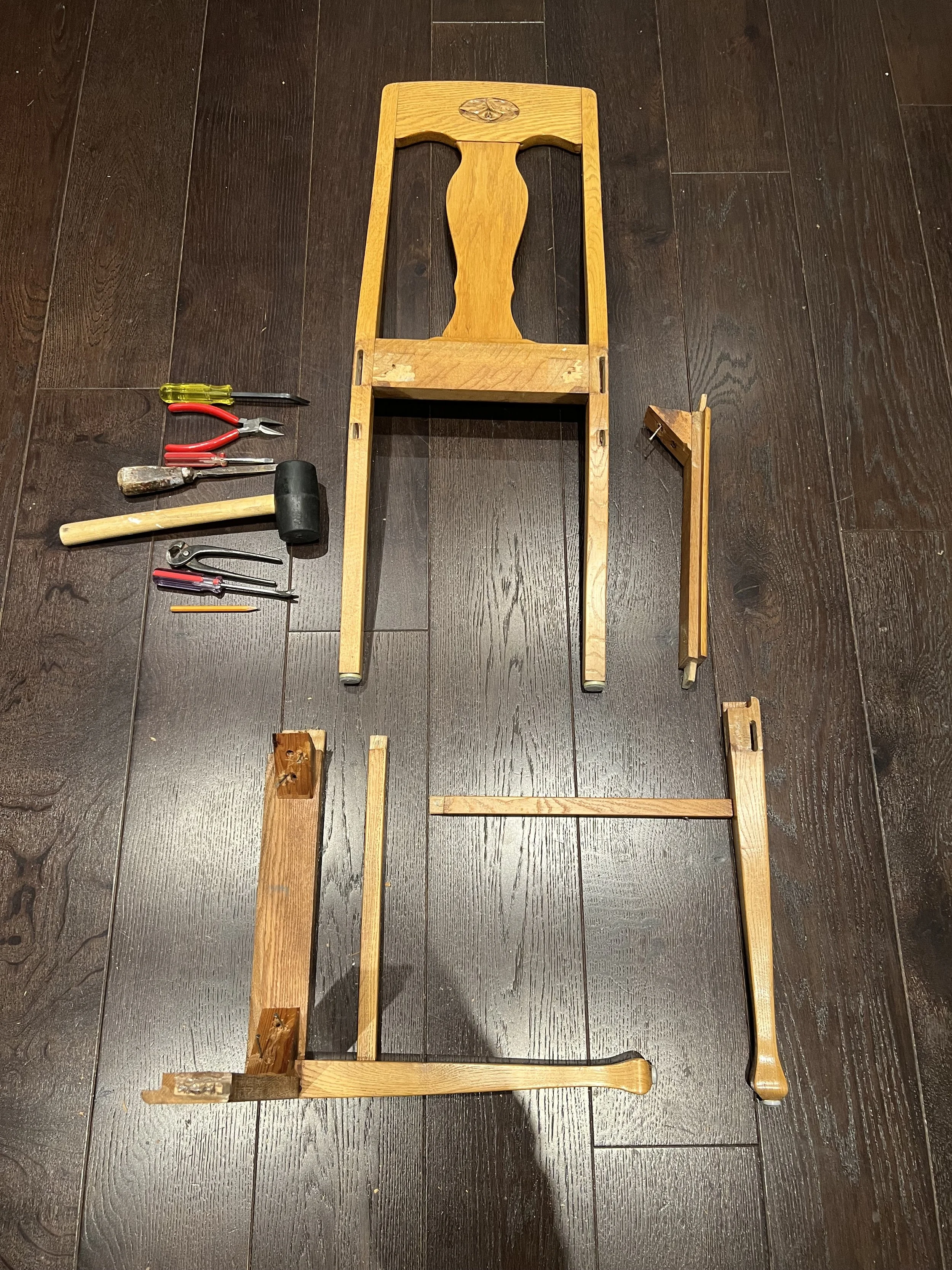 INNAN; Sex stolar behövde limmas om, tvättas och poleras