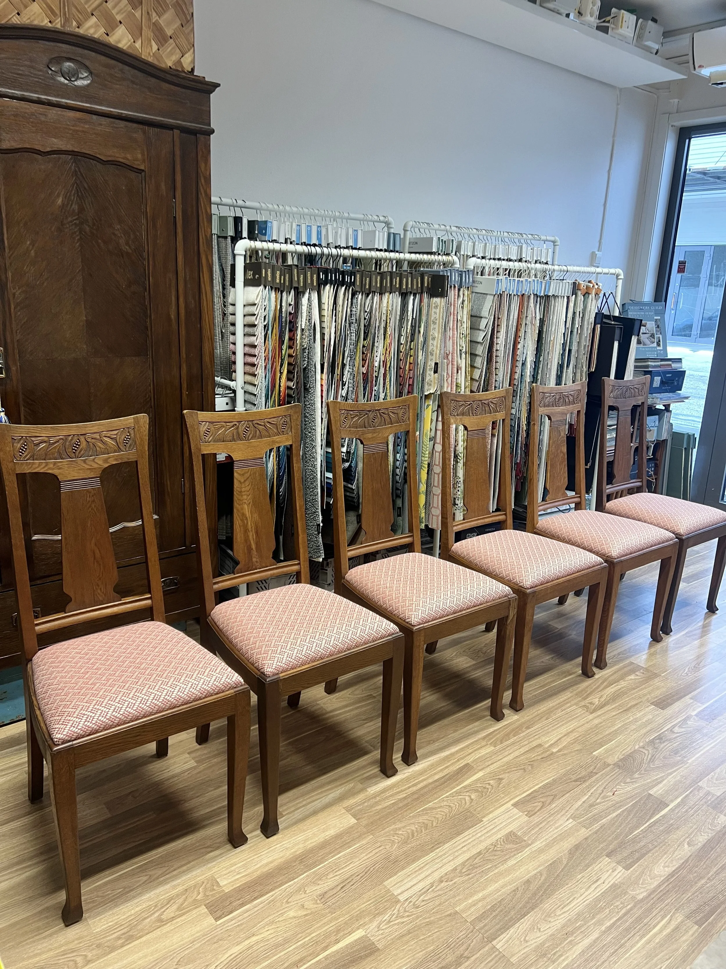 Sex stolar, Jugend, där träet restaurerats av snickare Elfstedts. Ny stoppning och klädda i Pivot, Linwood.