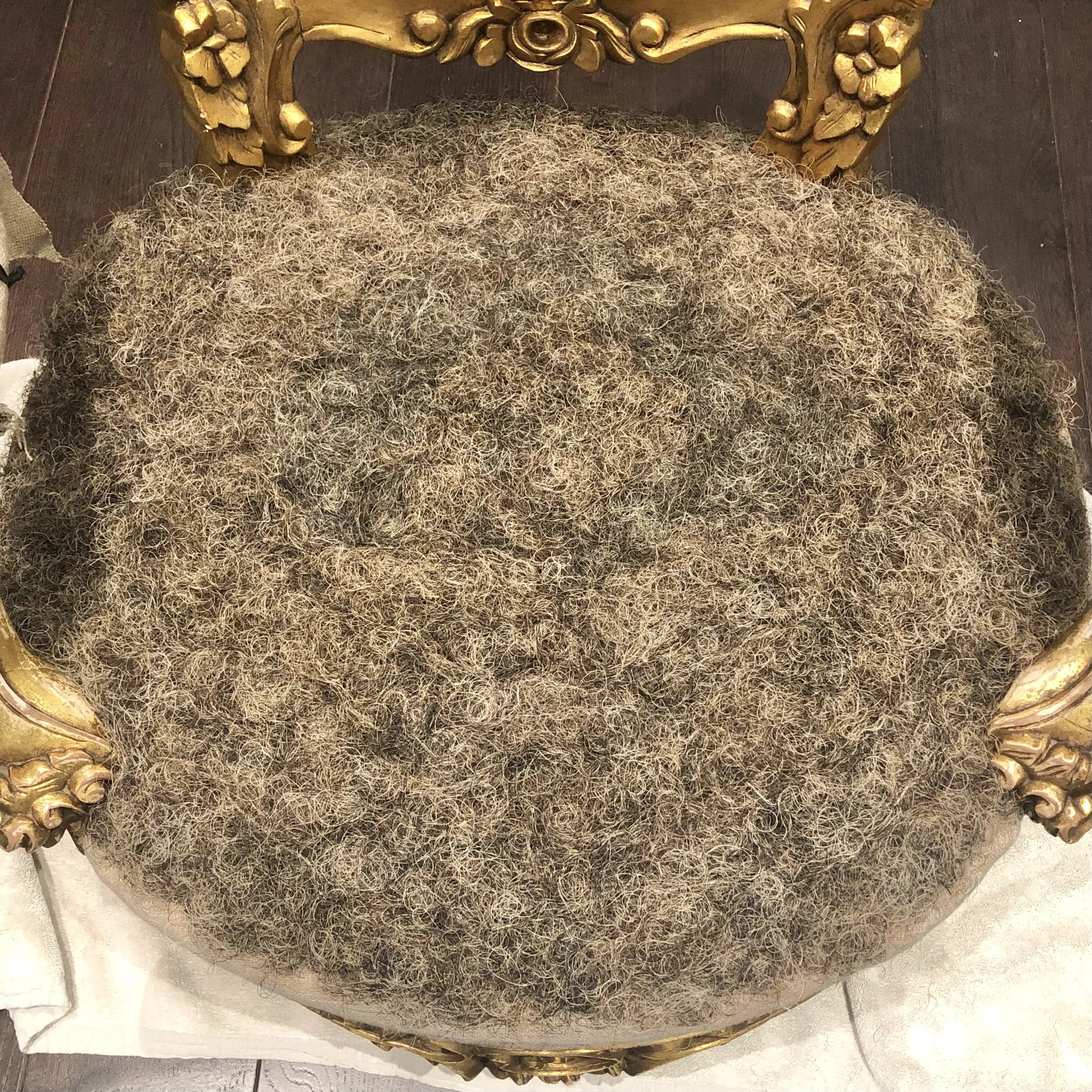 Ny överstoppning av tagel på sits.