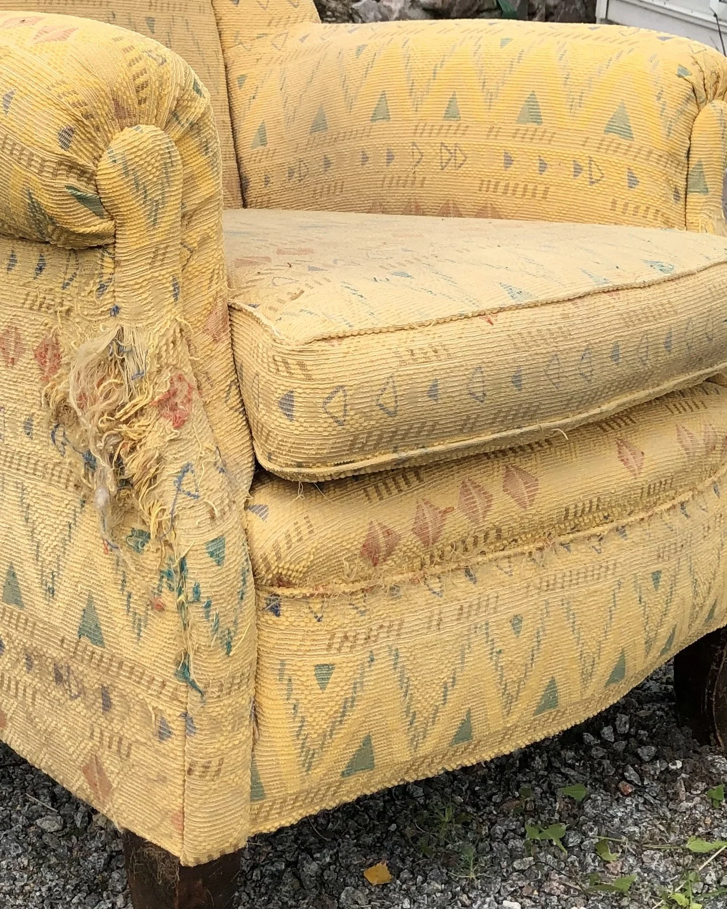 Fåtöljen var riktigt sliten.