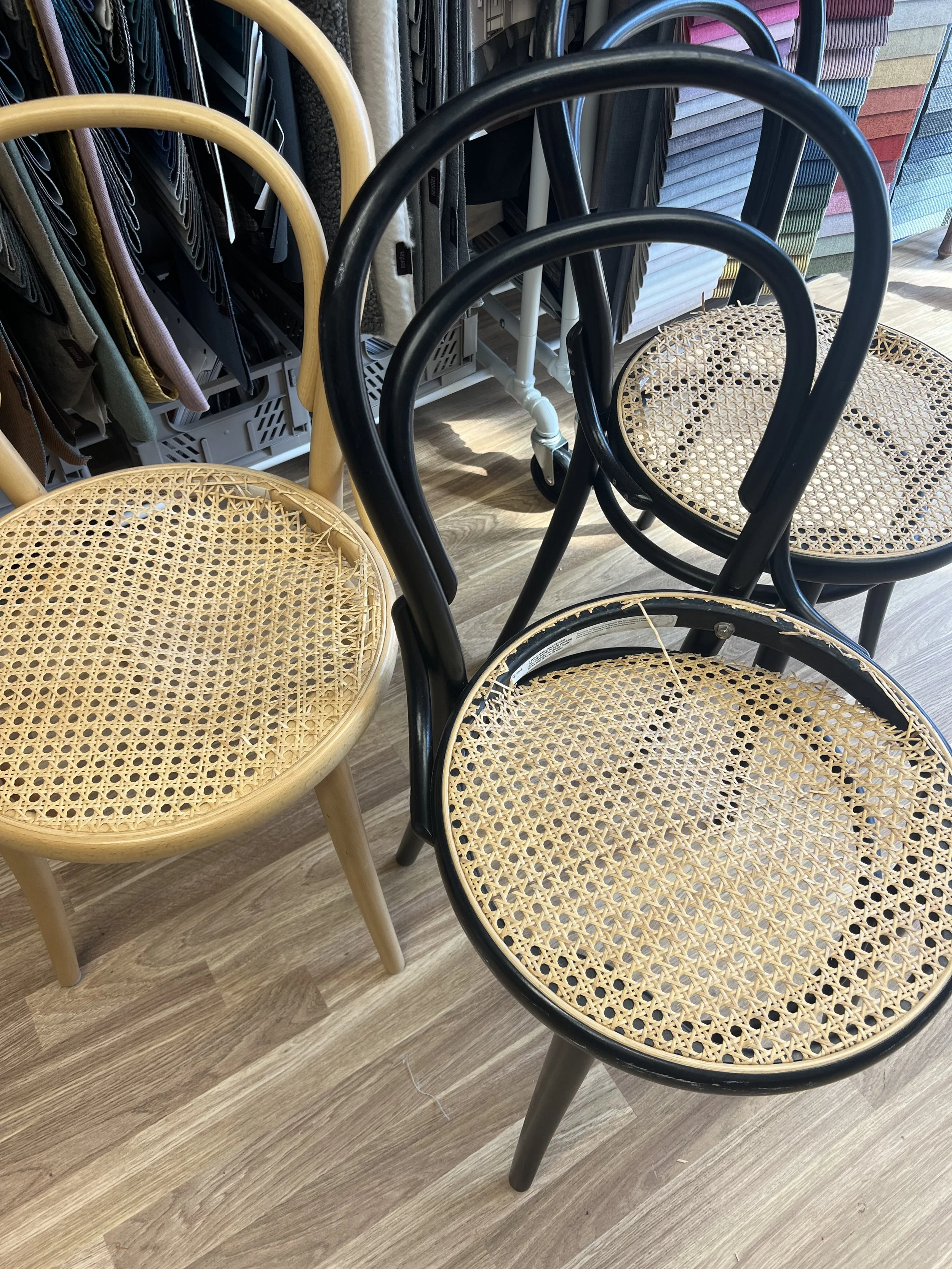 INNAN; Tre Ton-stolar med trasig rottingväv