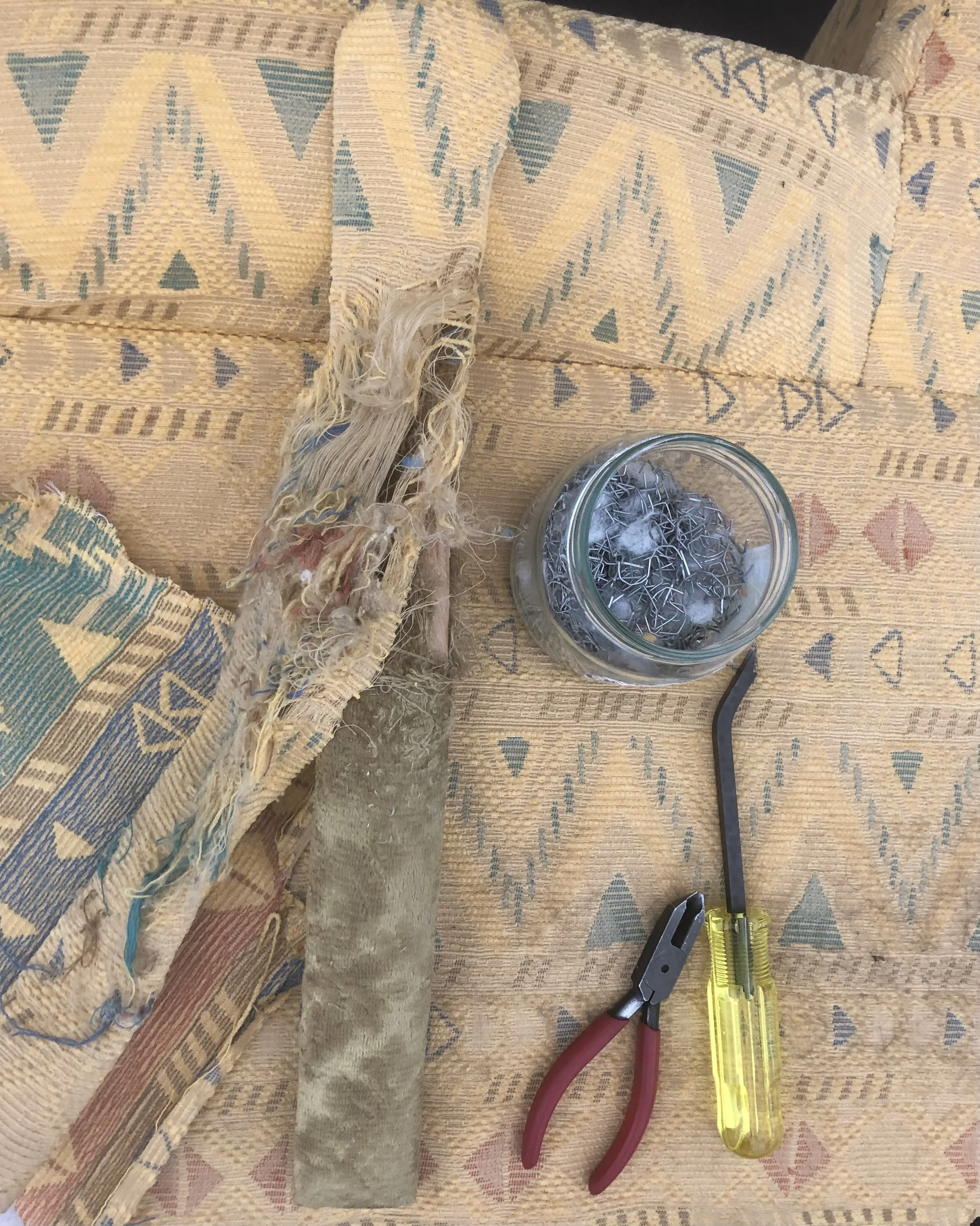 Tidigare klädsel, och på sina håll även originalklädsel, slås av.