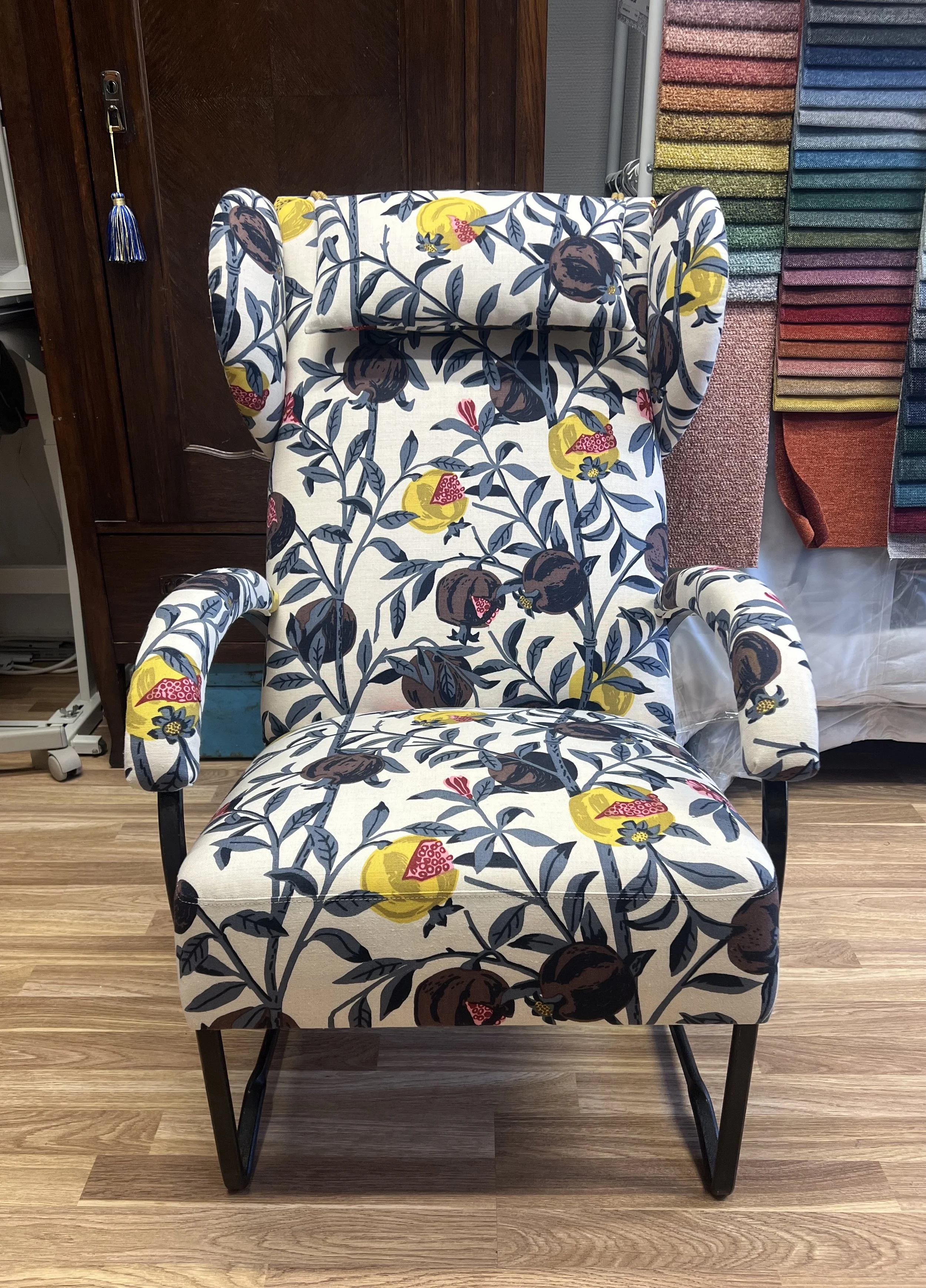 Gungstol klädd i Granatäpple, Jobs. Ny resårsits och uppdaterad stoppning