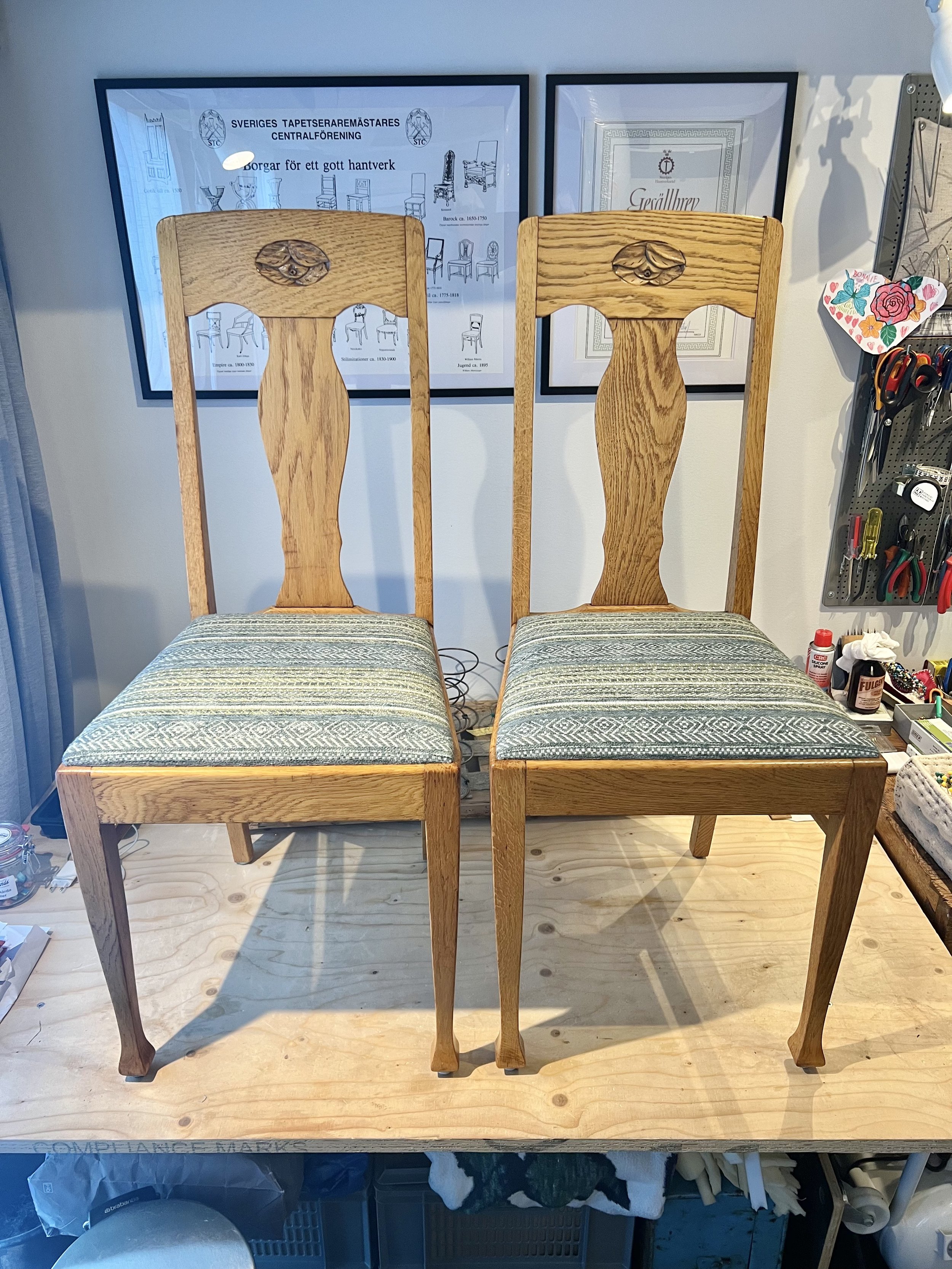 Sex stolar, Jugend, har klätts i Mistura, Clarke & Clarke. Omlimmade stommar och ny stoppning