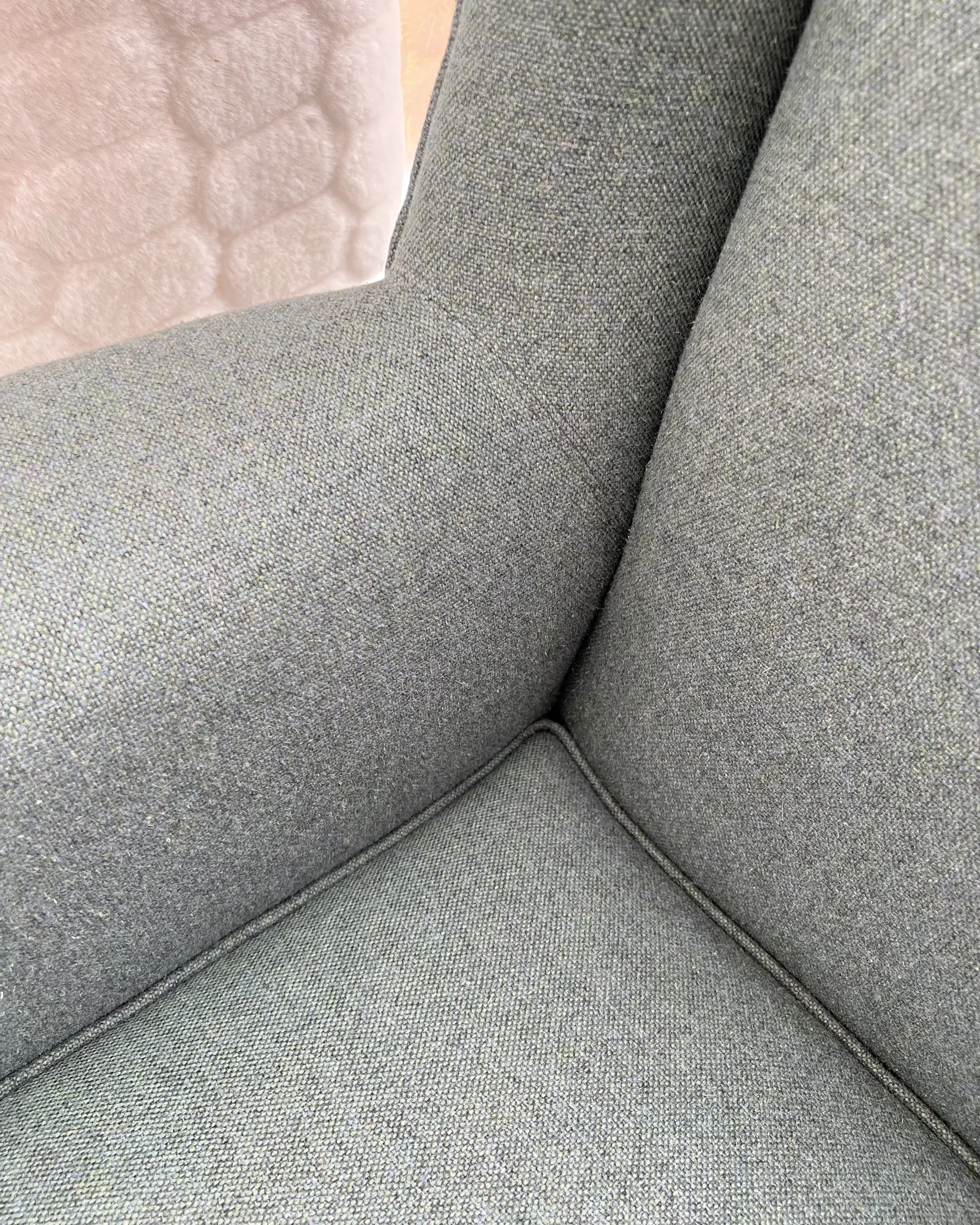 Maskinsydd söm mellan öra och armstöd.