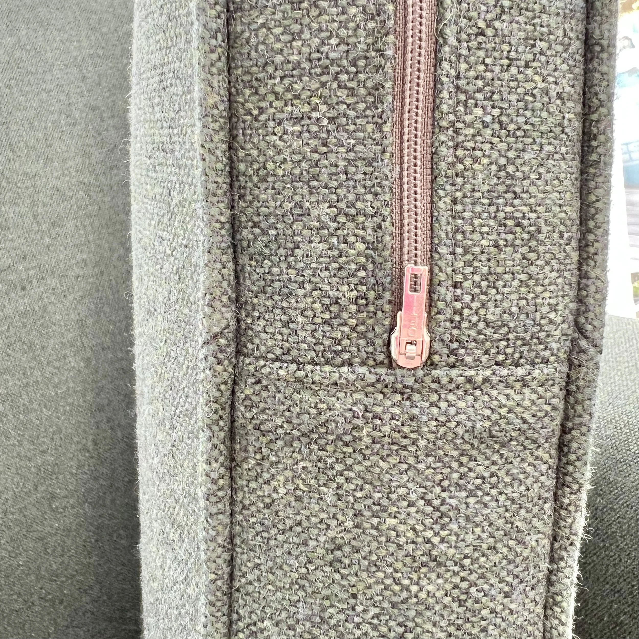 Plymåns klädsel med dragkedja och keder.