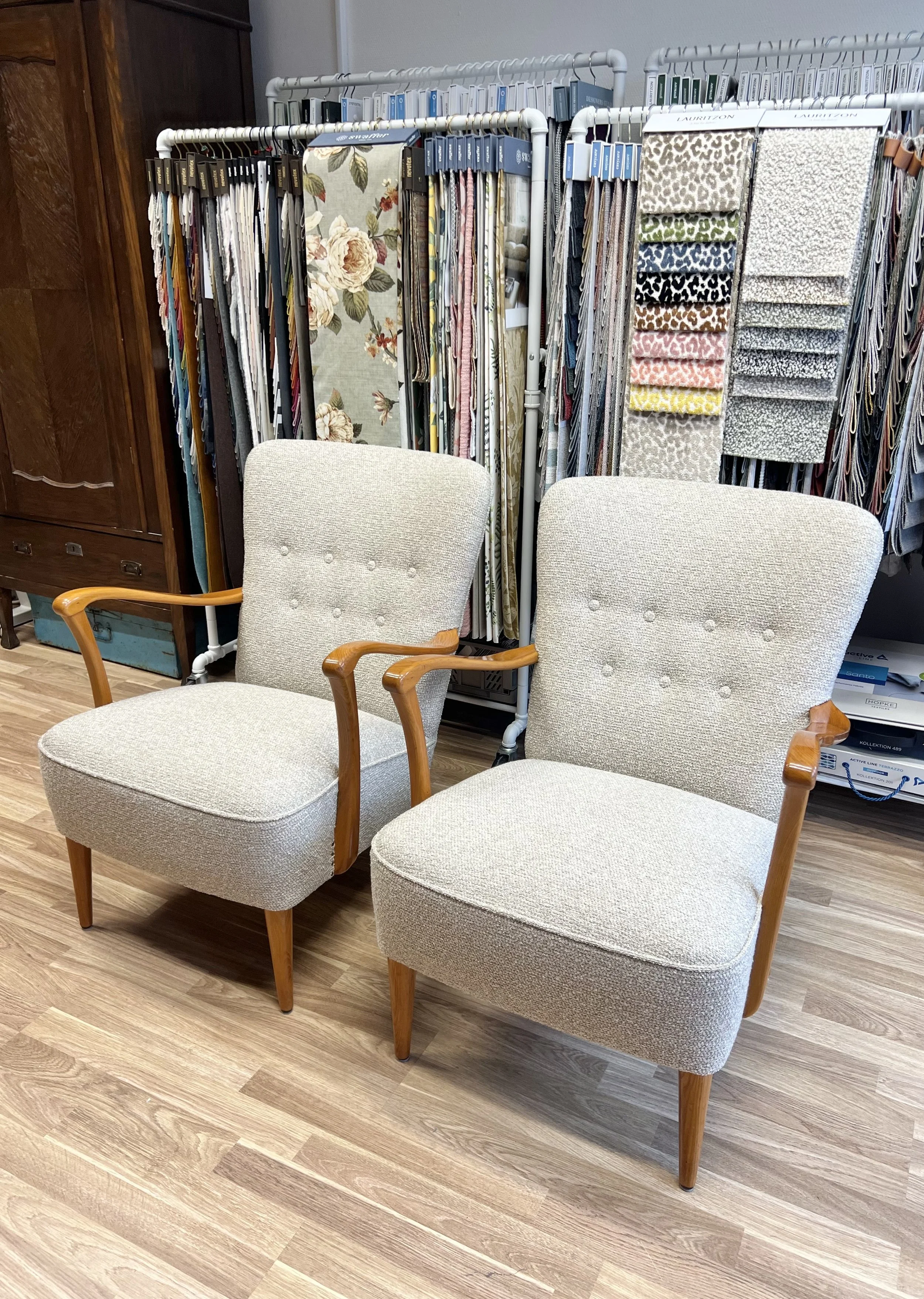 Två 40/50-tals fåtöljer omklädda i Alfons, Lauritzson. Nya resårhus, uppdaterad stoppning